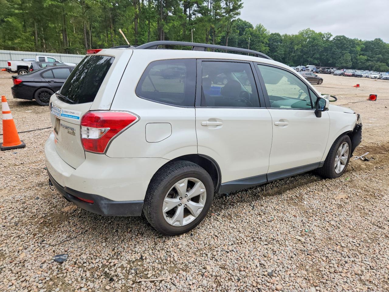 2015 Subaru Forester 2.5i Premium White vin: JF2SJAFCXFH423046