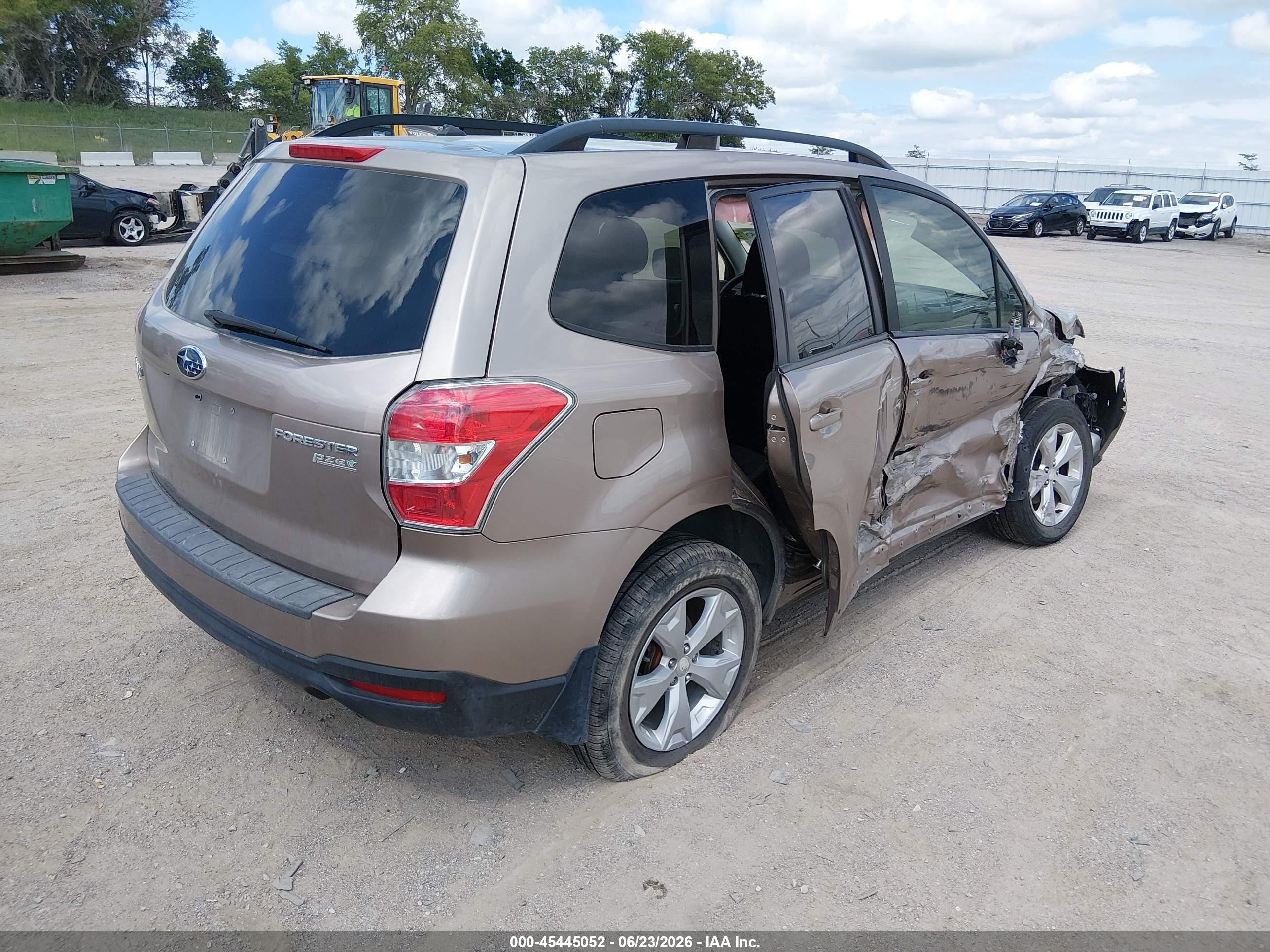 2015 Subaru Forester 2.5i Premium Beige vin: JF2SJAFCXFH482761