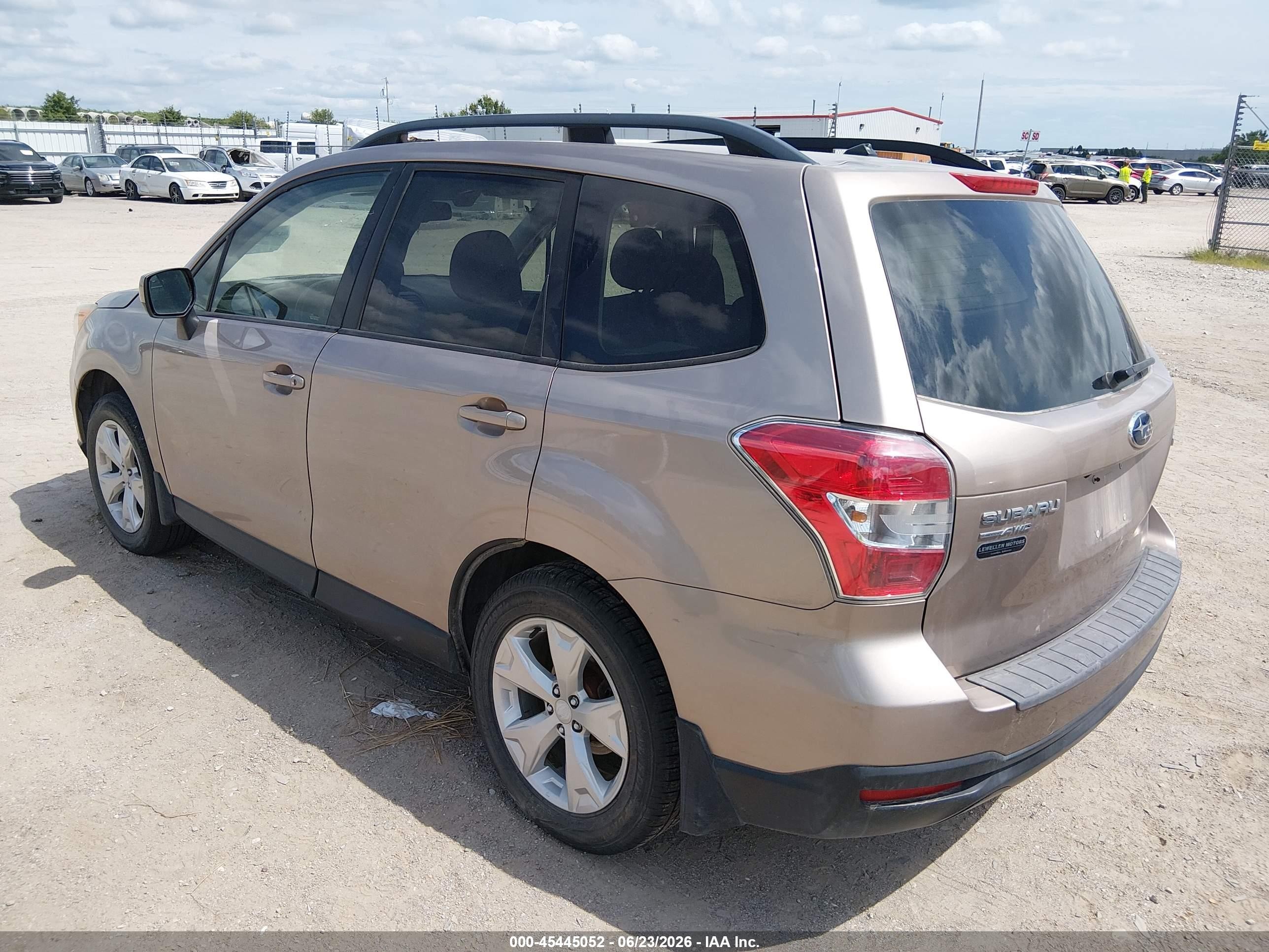 2015 Subaru Forester 2.5i Premium Beige vin: JF2SJAFCXFH482761