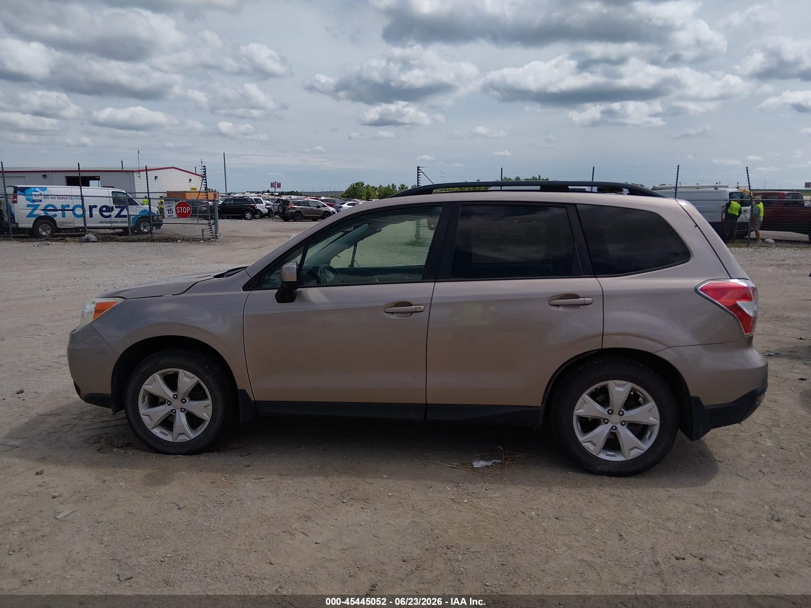 2015 Subaru Forester 2.5i Premium Beige vin: JF2SJAFCXFH482761