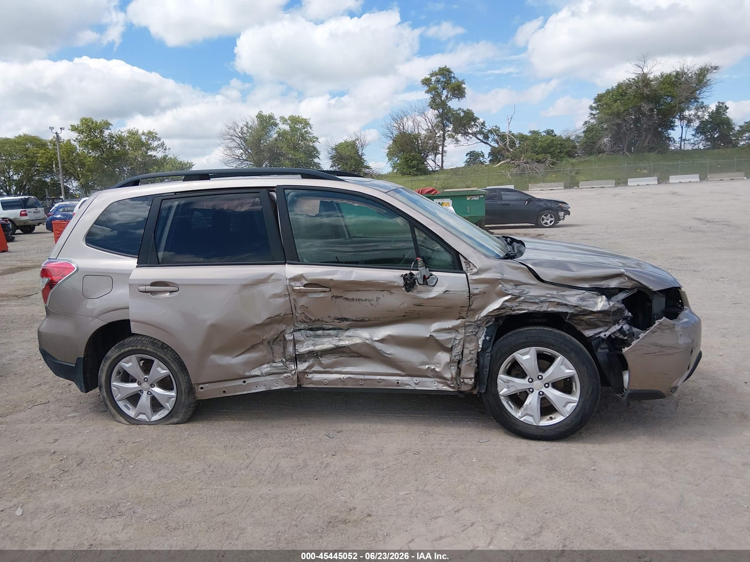 2015 Subaru Forester 2.5i Premium Beige vin: JF2SJAFCXFH482761
