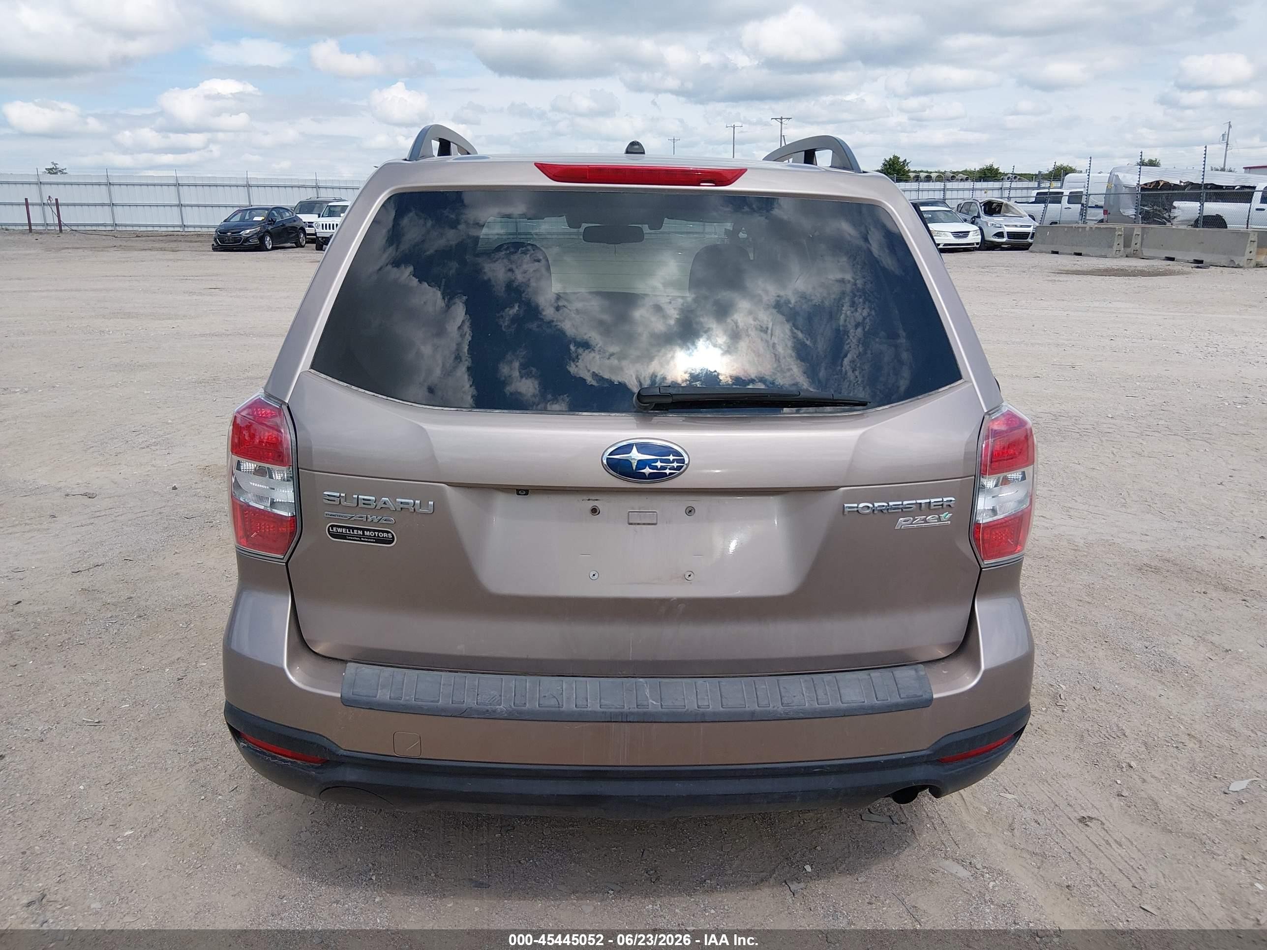 2015 Subaru Forester 2.5i Premium Beige vin: JF2SJAFCXFH482761
