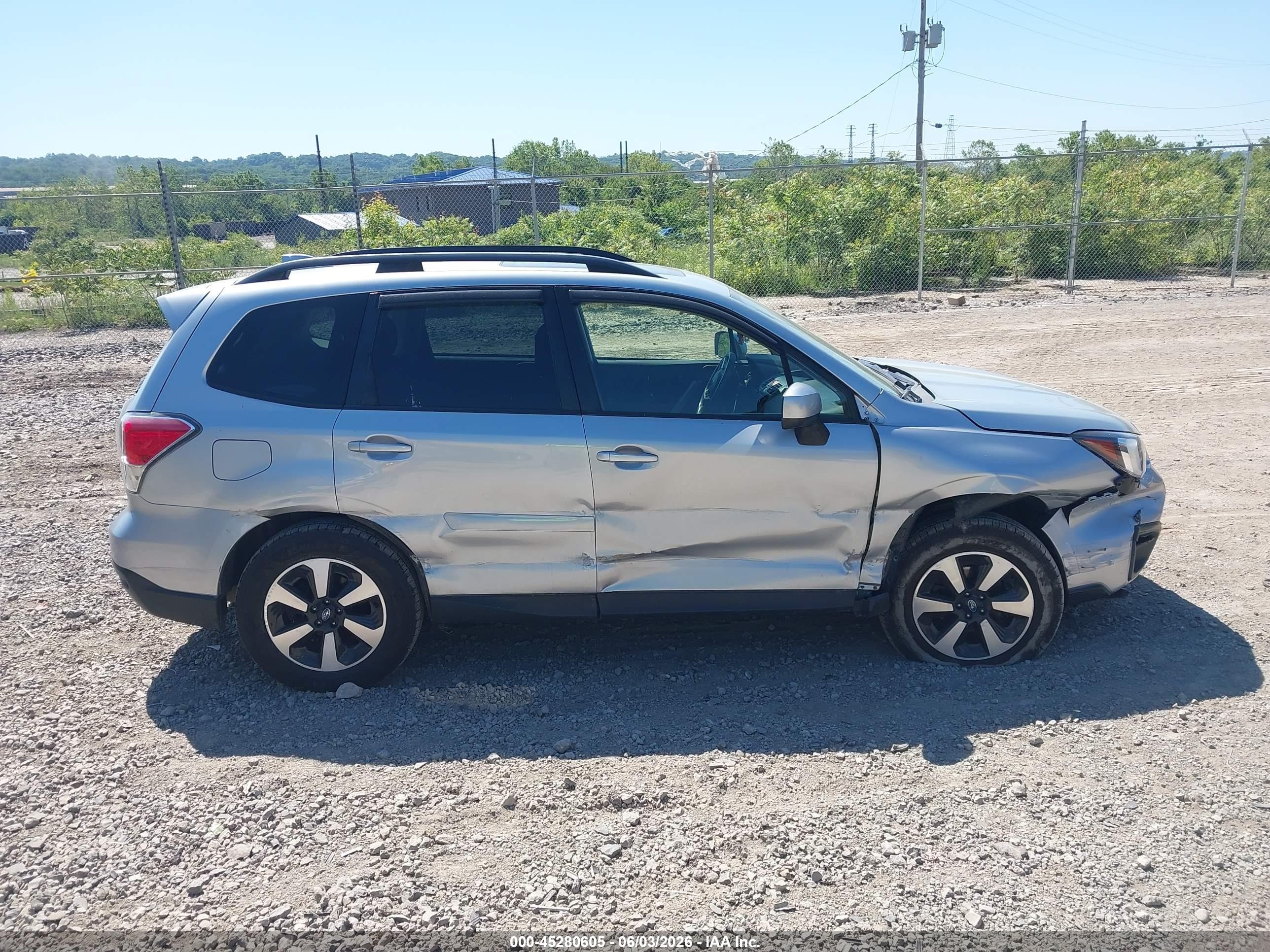 2017 Subaru Forester 2.5i Premium Silver vin: JF2SJAGC2HH810496