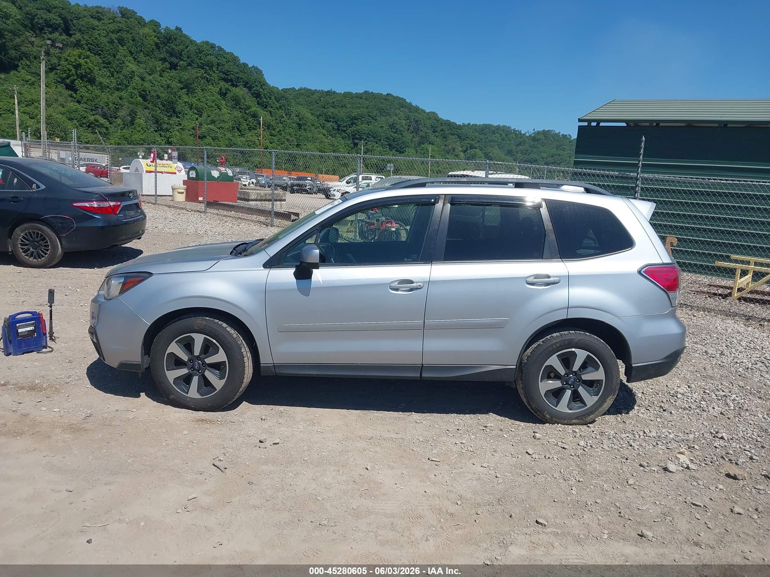 2017 Subaru Forester 2.5i Premium Silver vin: JF2SJAGC2HH810496