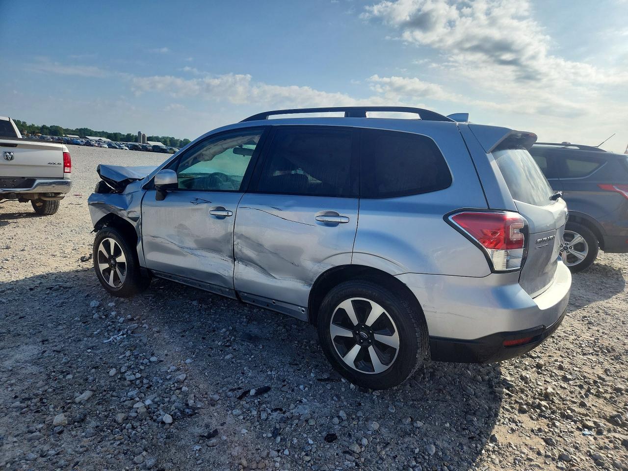 2018 Subaru Forester 2.5i Premium Серебряный vin: JF2SJAGC6JH463227