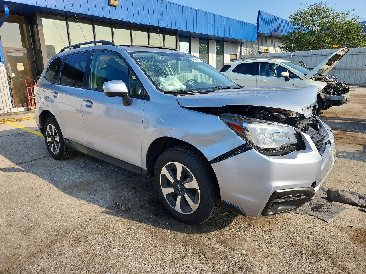2018 Subaru Forester 2.5i Premium Серебряный vin: JF2SJAGC7JH495698