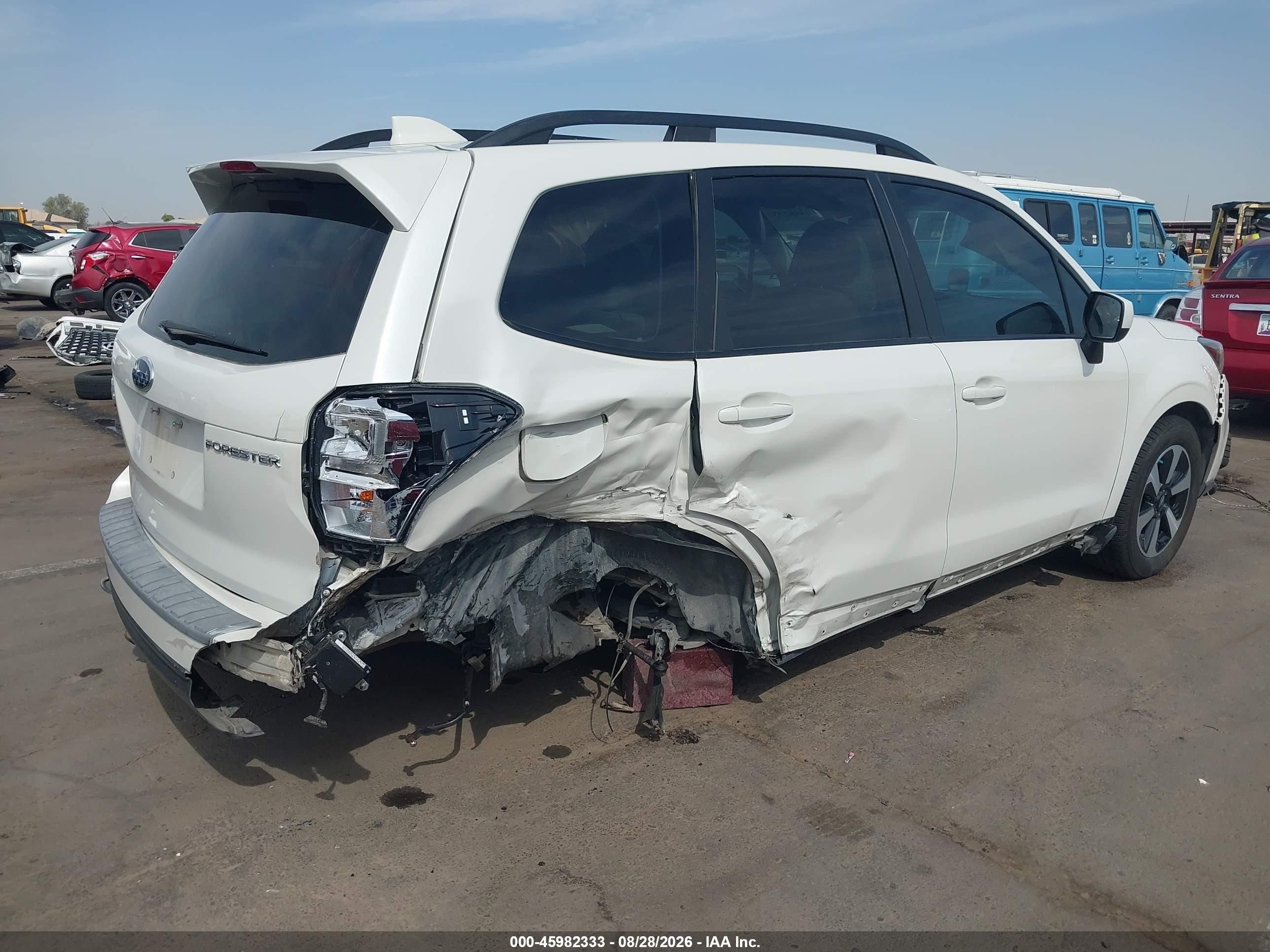 2018 Subaru Forester 2.5i Premium White vin: JF2SJAGC7JH569511
