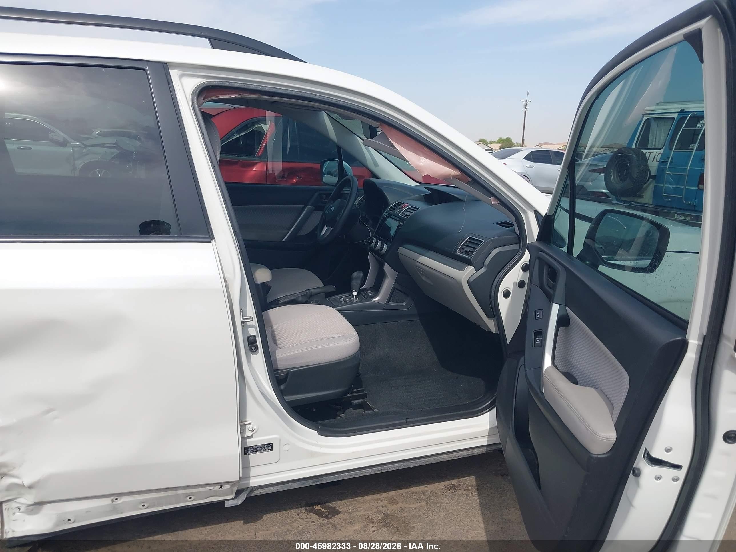 2018 Subaru Forester 2.5i Premium White vin: JF2SJAGC7JH569511