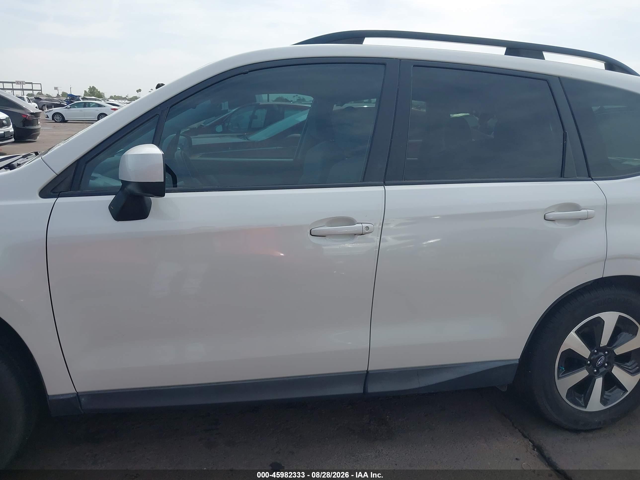 2018 Subaru Forester 2.5i Premium White vin: JF2SJAGC7JH569511