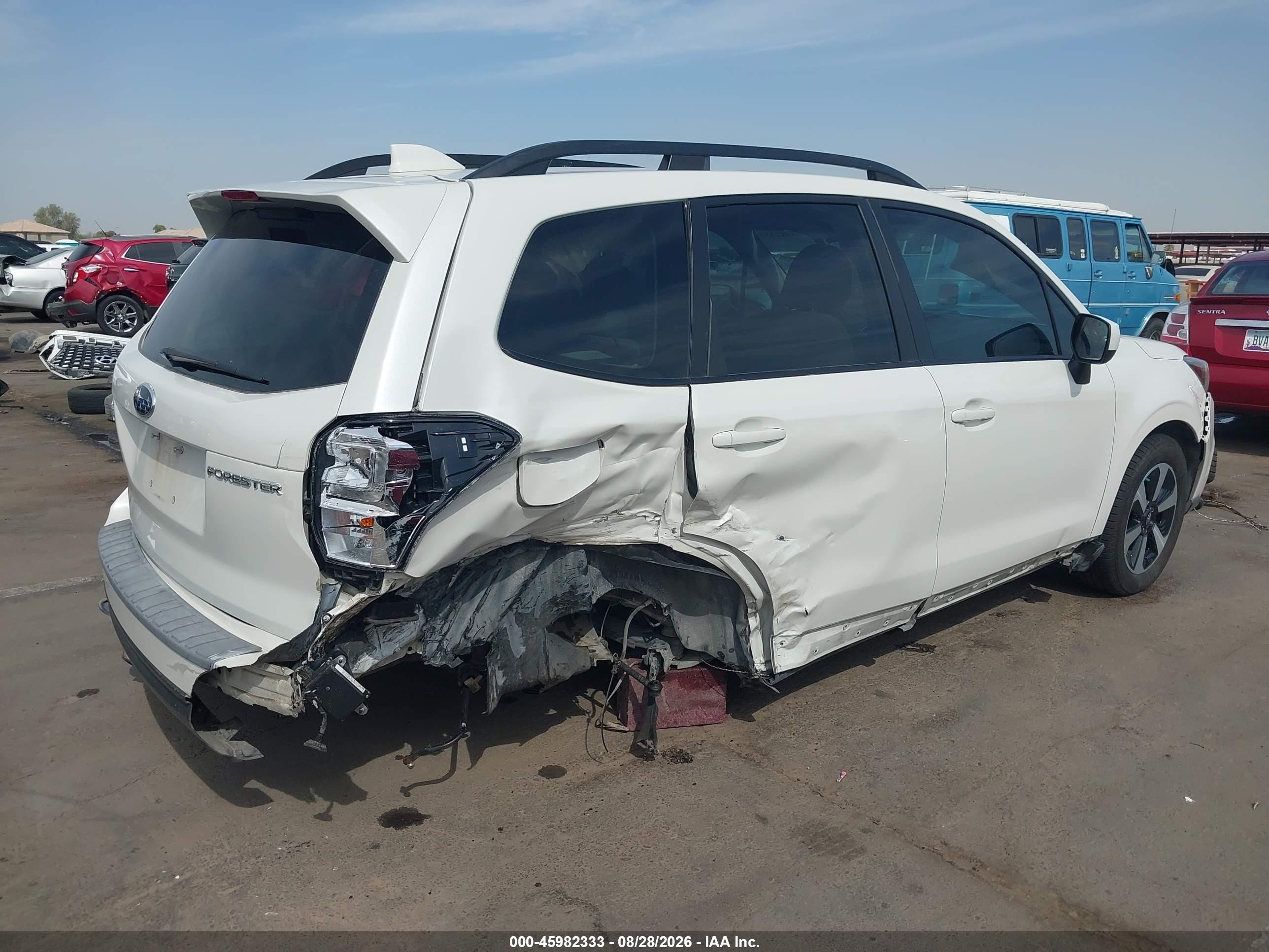 2018 Subaru Forester 2.5i Premium White vin: JF2SJAGC7JH569511