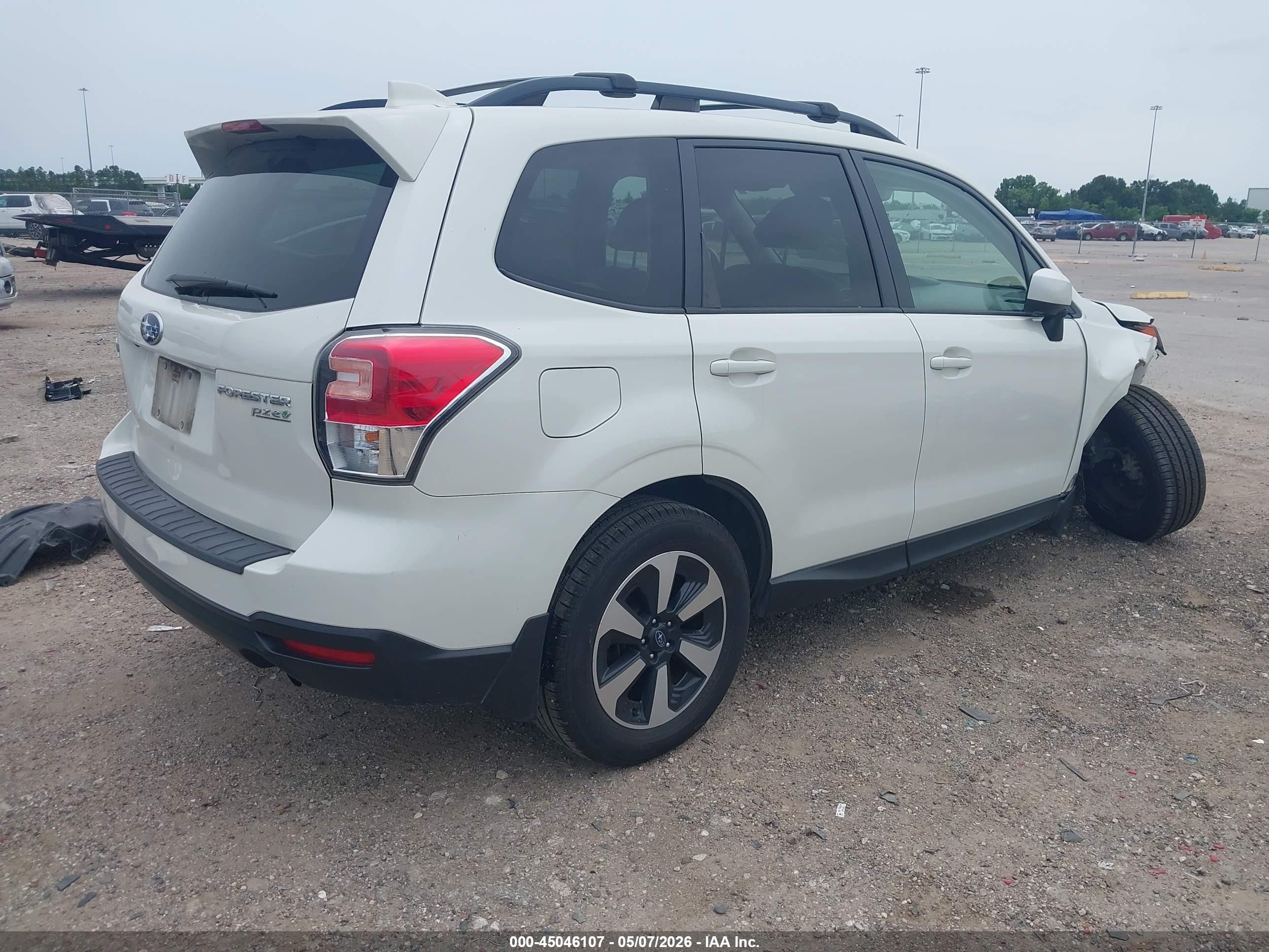 2017 Subaru Forester 2.5i Premium White vin: JF2SJAGC8HH461036