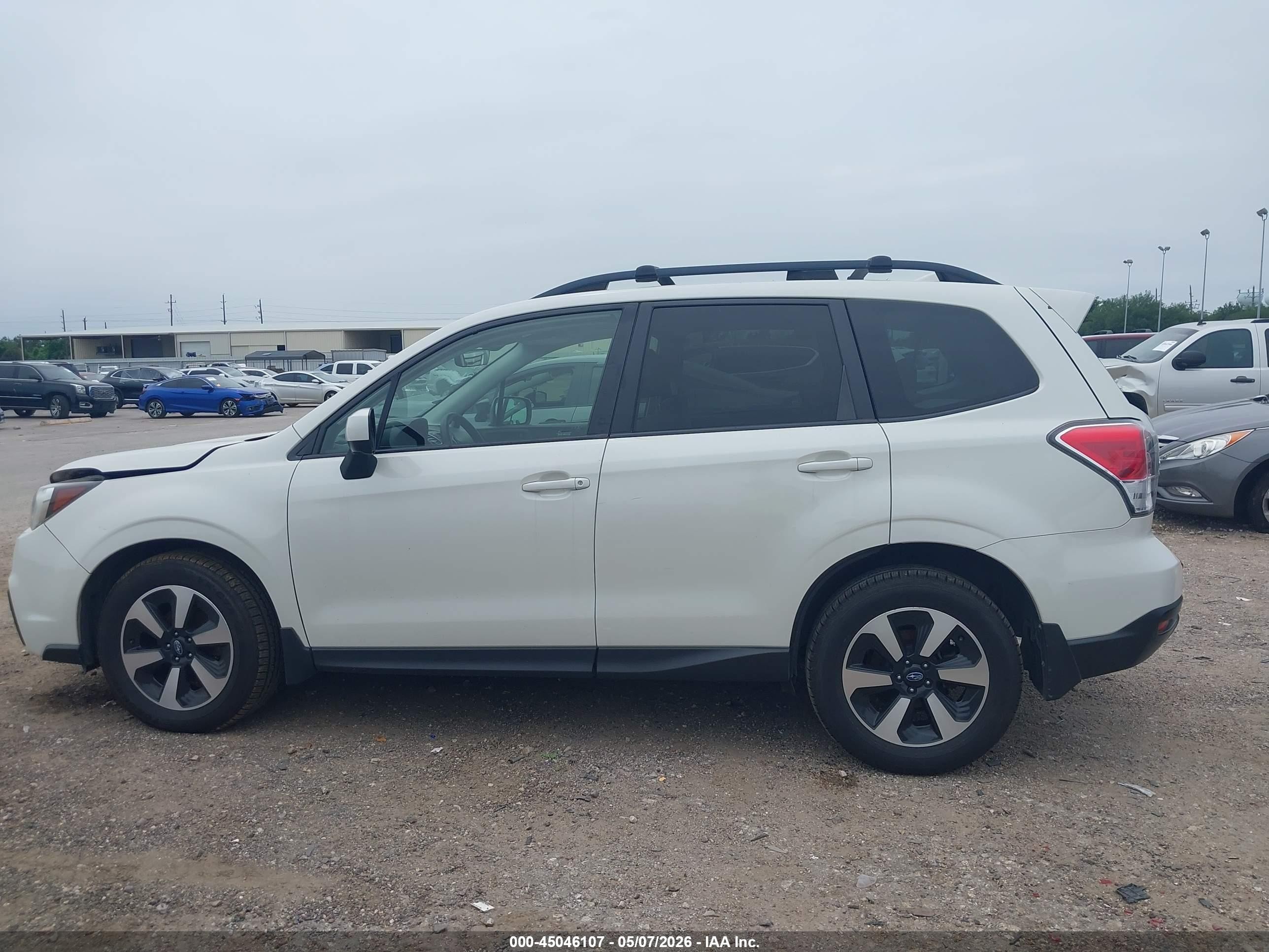 2017 Subaru Forester 2.5i Premium White vin: JF2SJAGC8HH461036