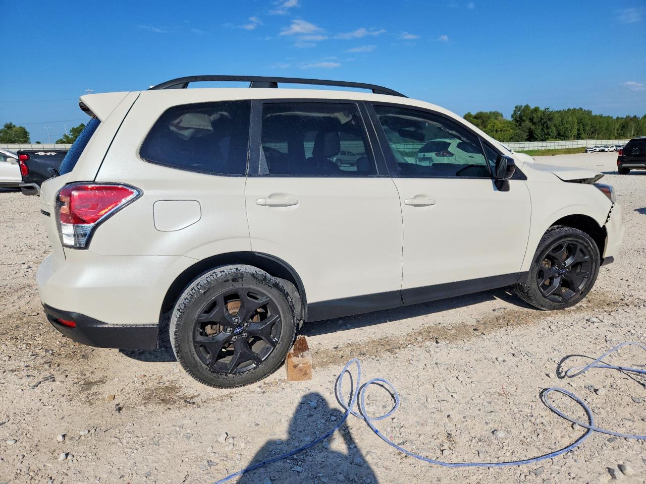 2018 Subaru Forester 2.5i Premium White vin: JF2SJAGC9JH568005