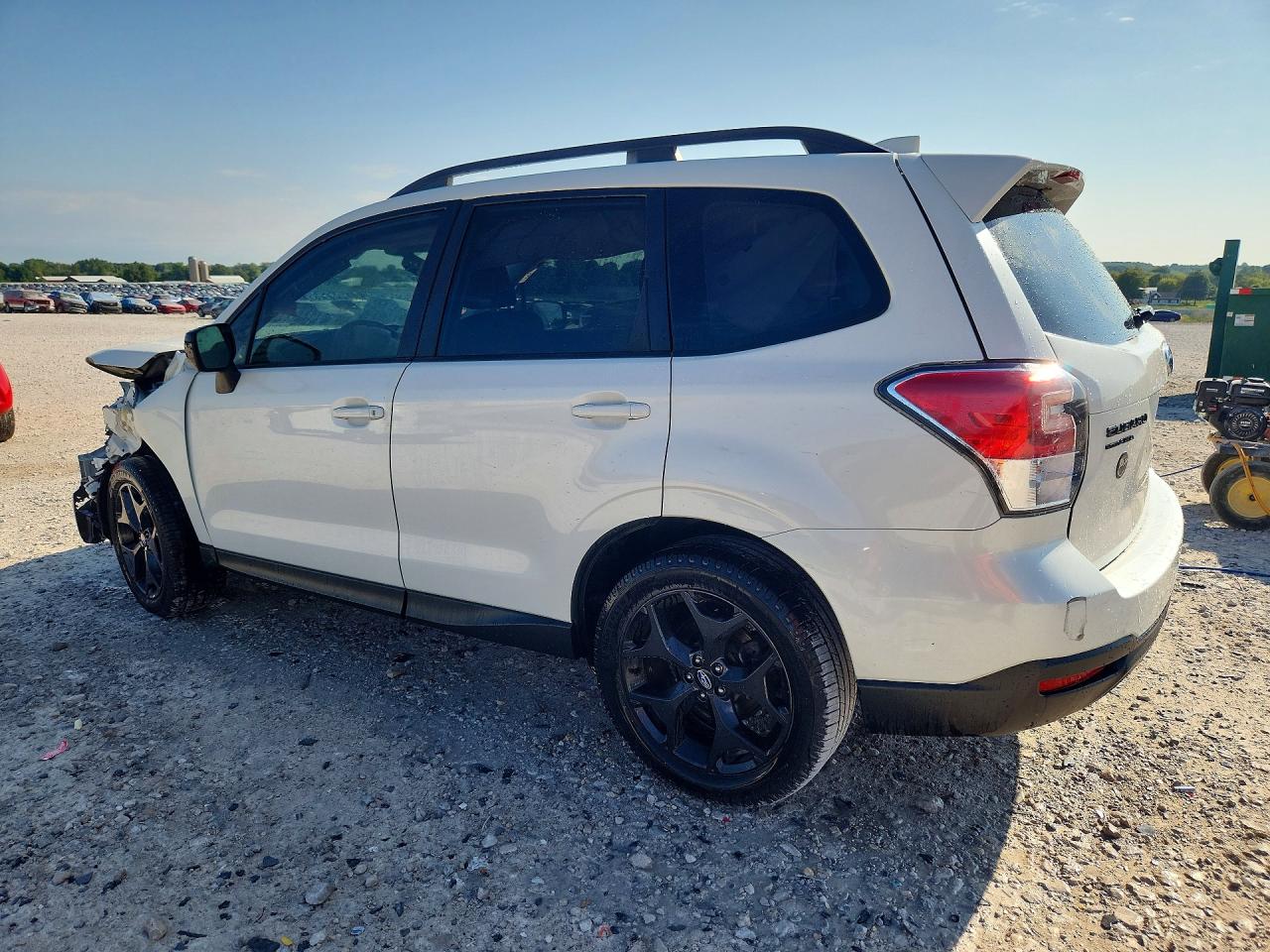 2018 Subaru Forester 2.5i Premium White vin: JF2SJAGC9JH568005