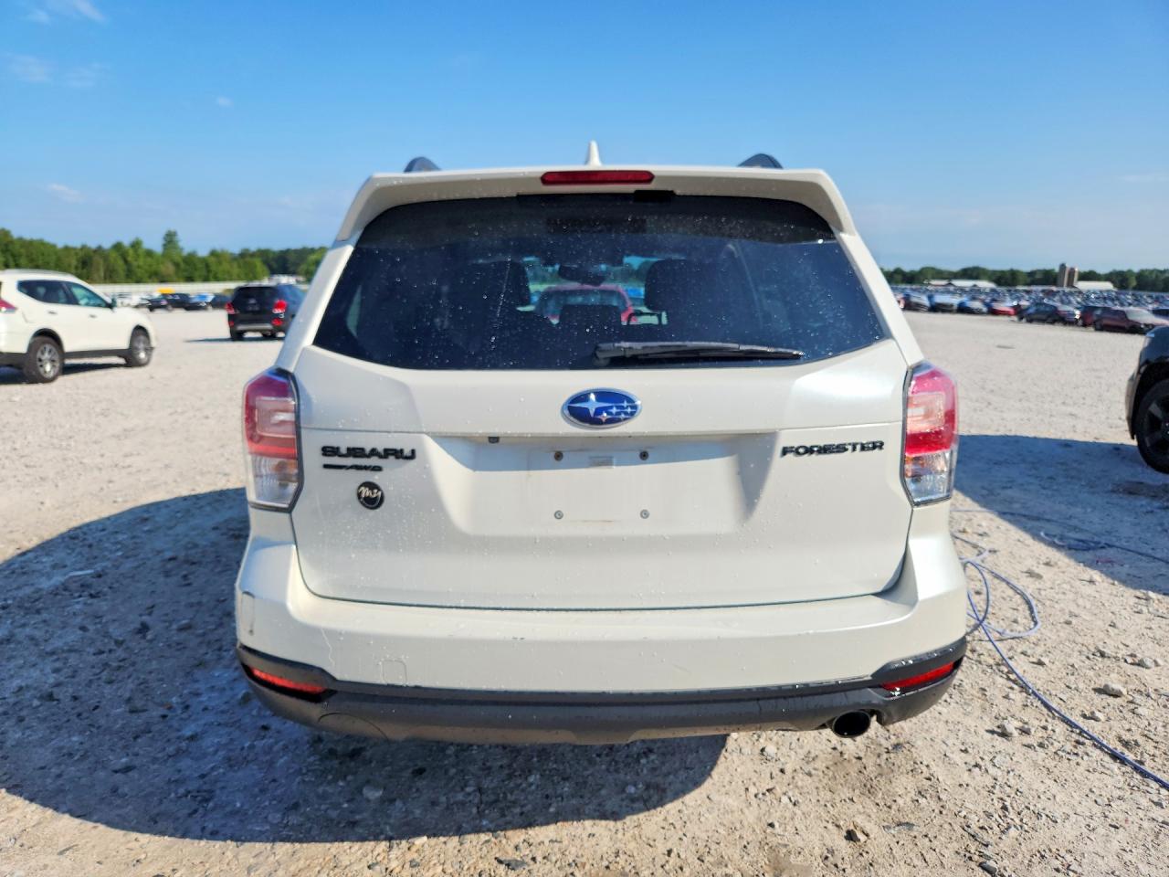 2018 Subaru Forester 2.5i Premium White vin: JF2SJAGC9JH568005