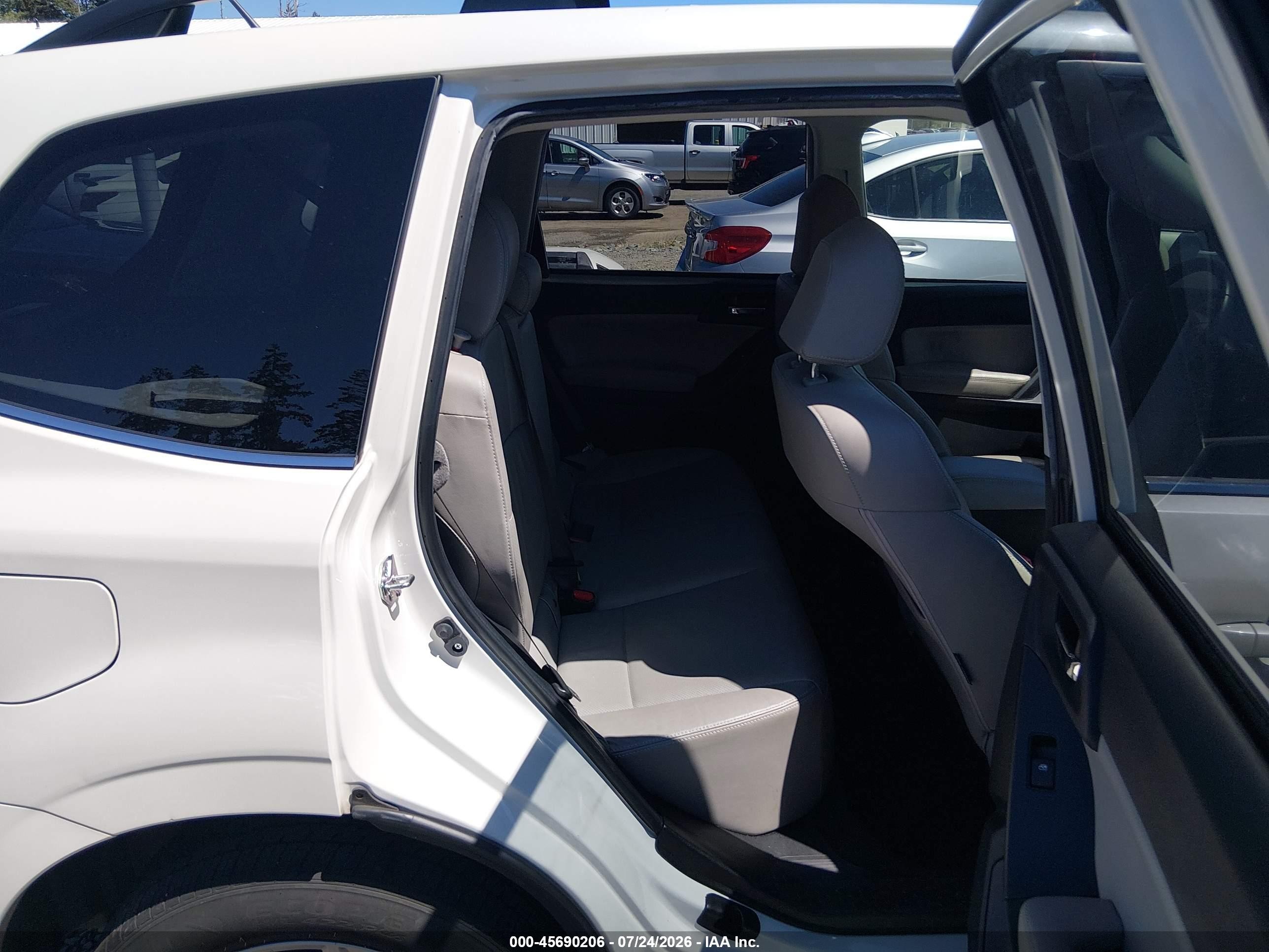 2014 Subaru Forester 2.5i Limited White vin: JF2SJAHC5EH478810