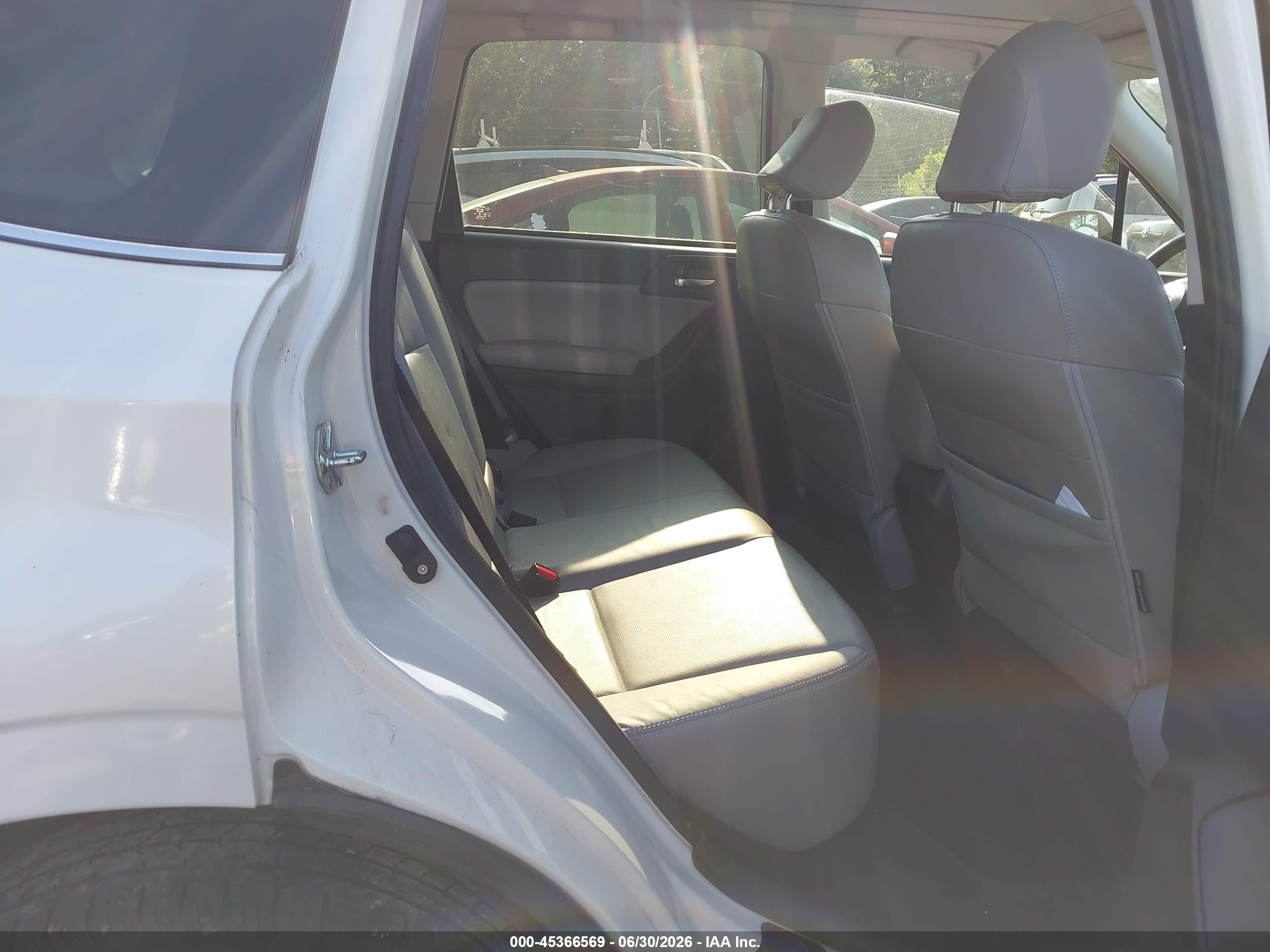 2014 Subaru Forester 2.5i Limited Белый vin: JF2SJAHCXEH523336