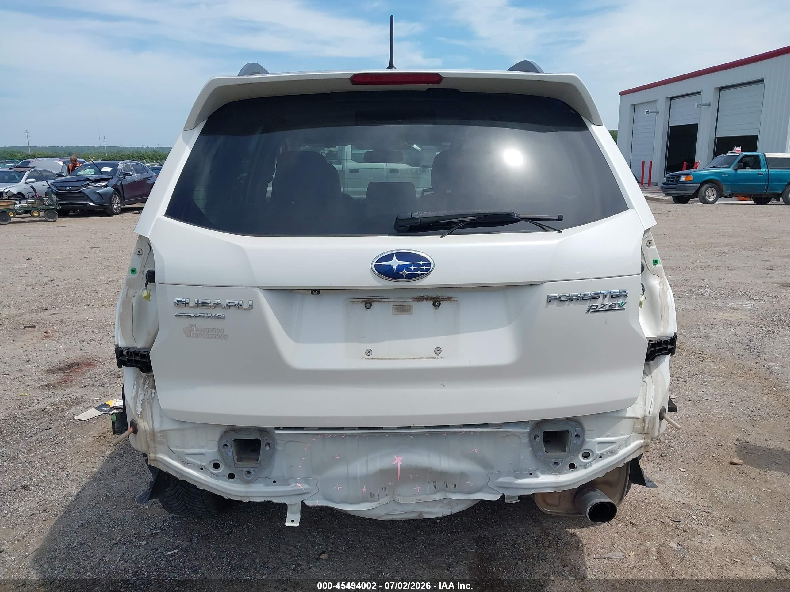 2015 Subaru Forester 2.5i Limited White vin: JF2SJAHCXFH414571
