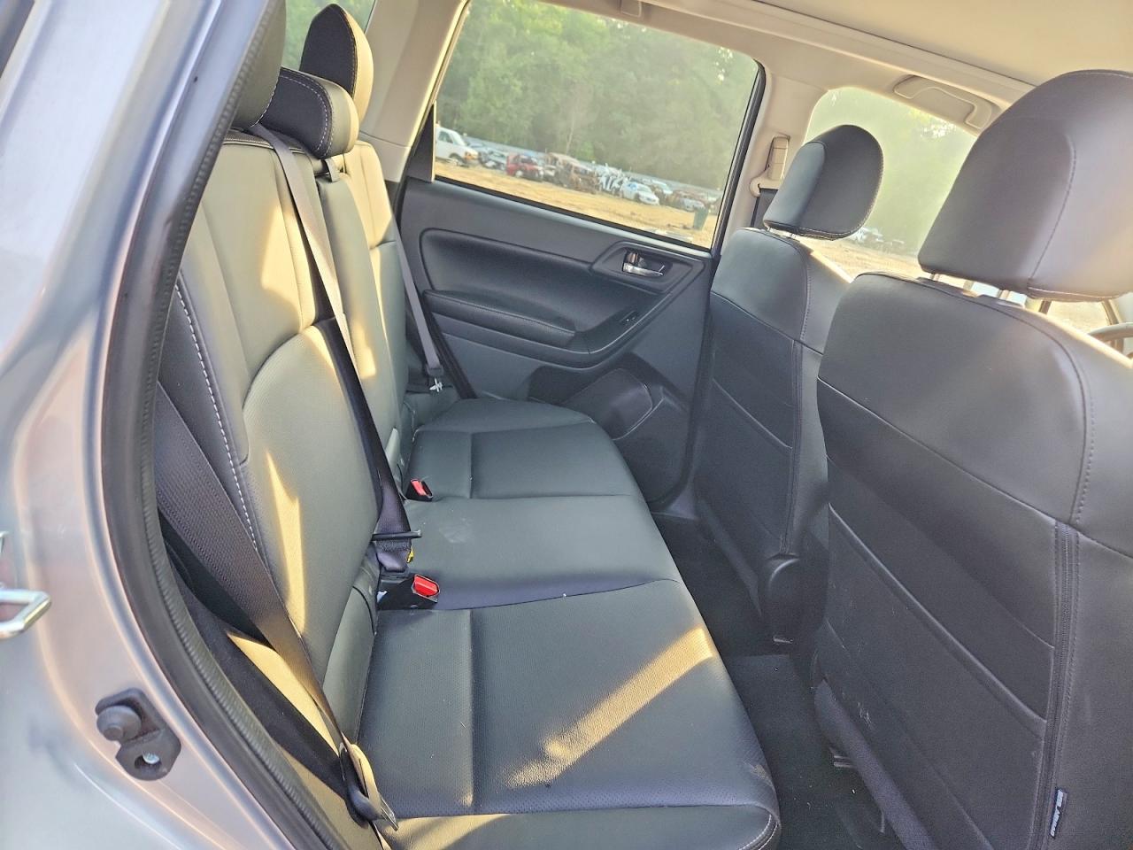 2015 Subaru Forester 2.5i Limited Silver vin: JF2SJAHCXFH828658