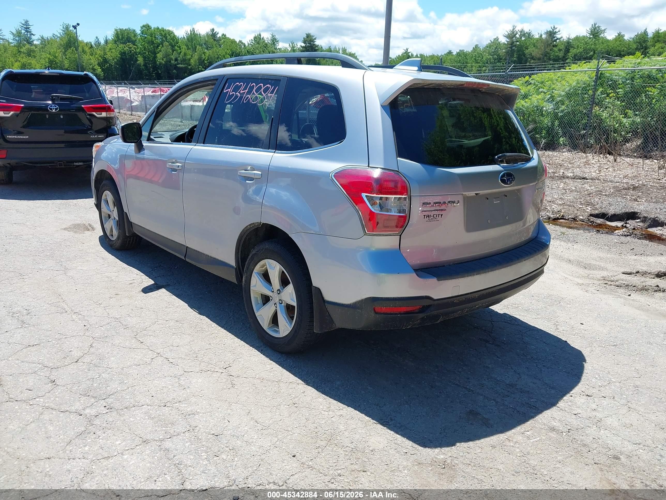 2016 Subaru Forester 2.5i Limited Silver vin: JF2SJAHCXGH524196