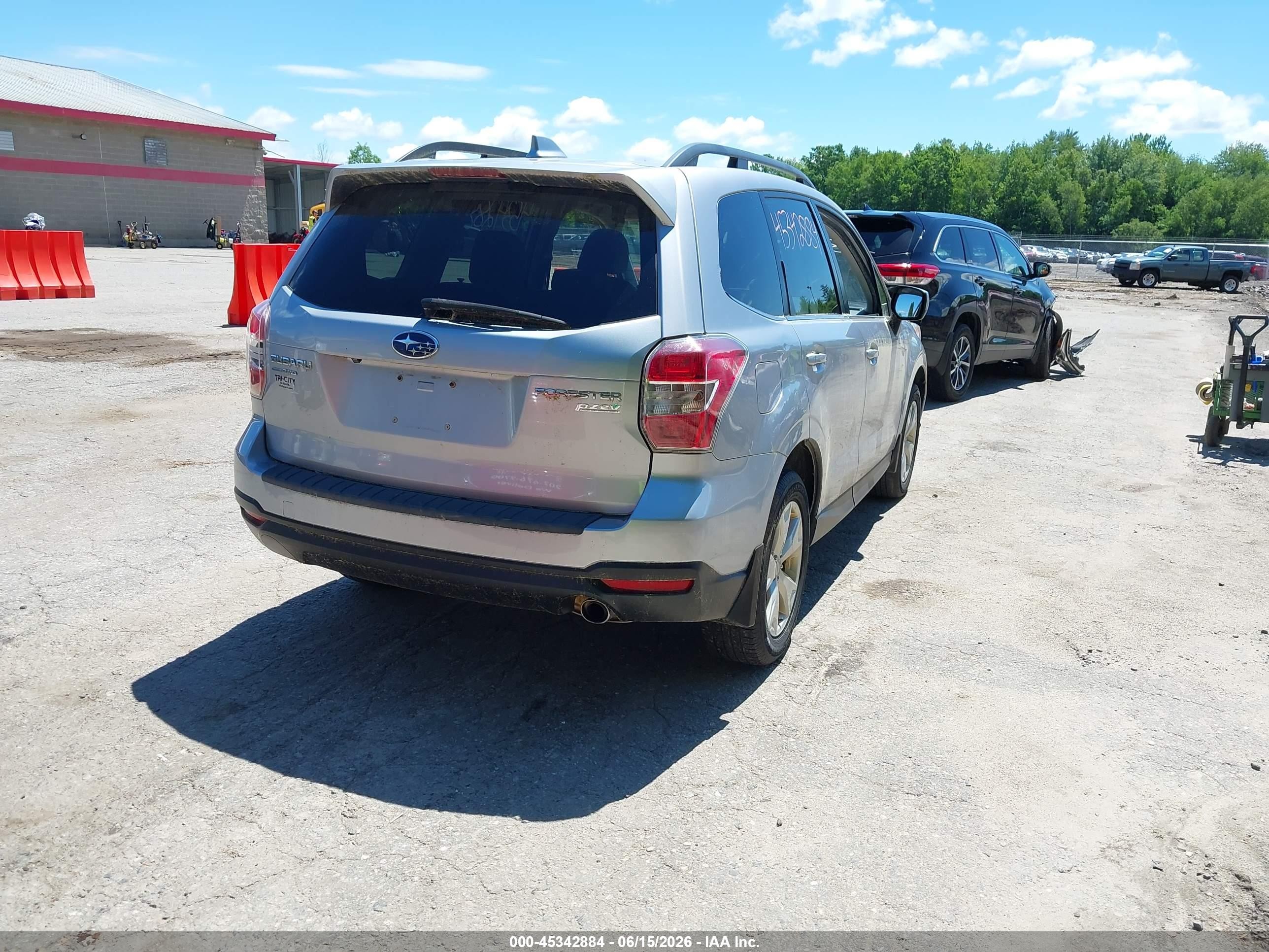 2016 Subaru Forester 2.5i Limited Silver vin: JF2SJAHCXGH524196
