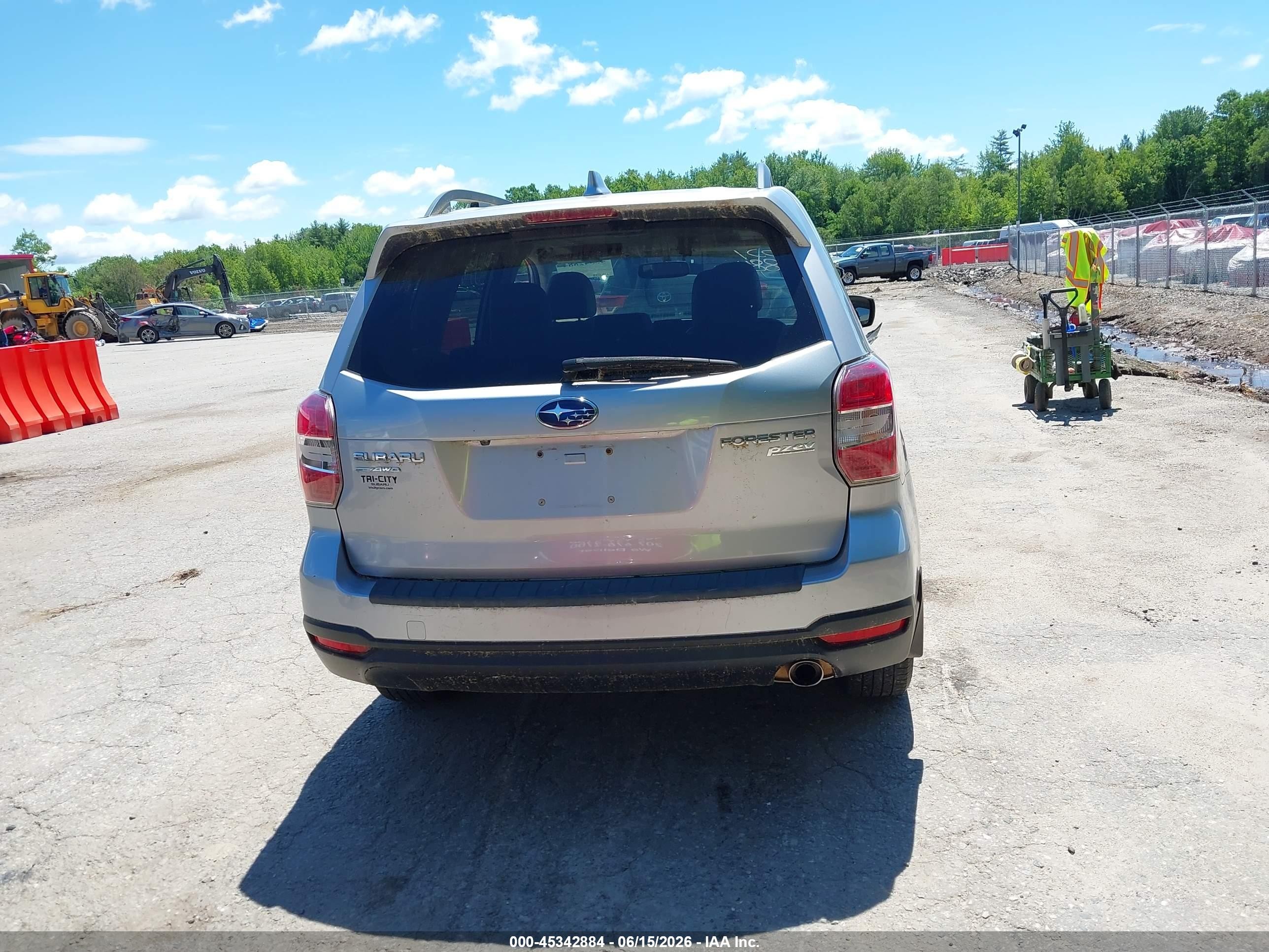 2016 Subaru Forester 2.5i Limited Silver vin: JF2SJAHCXGH524196