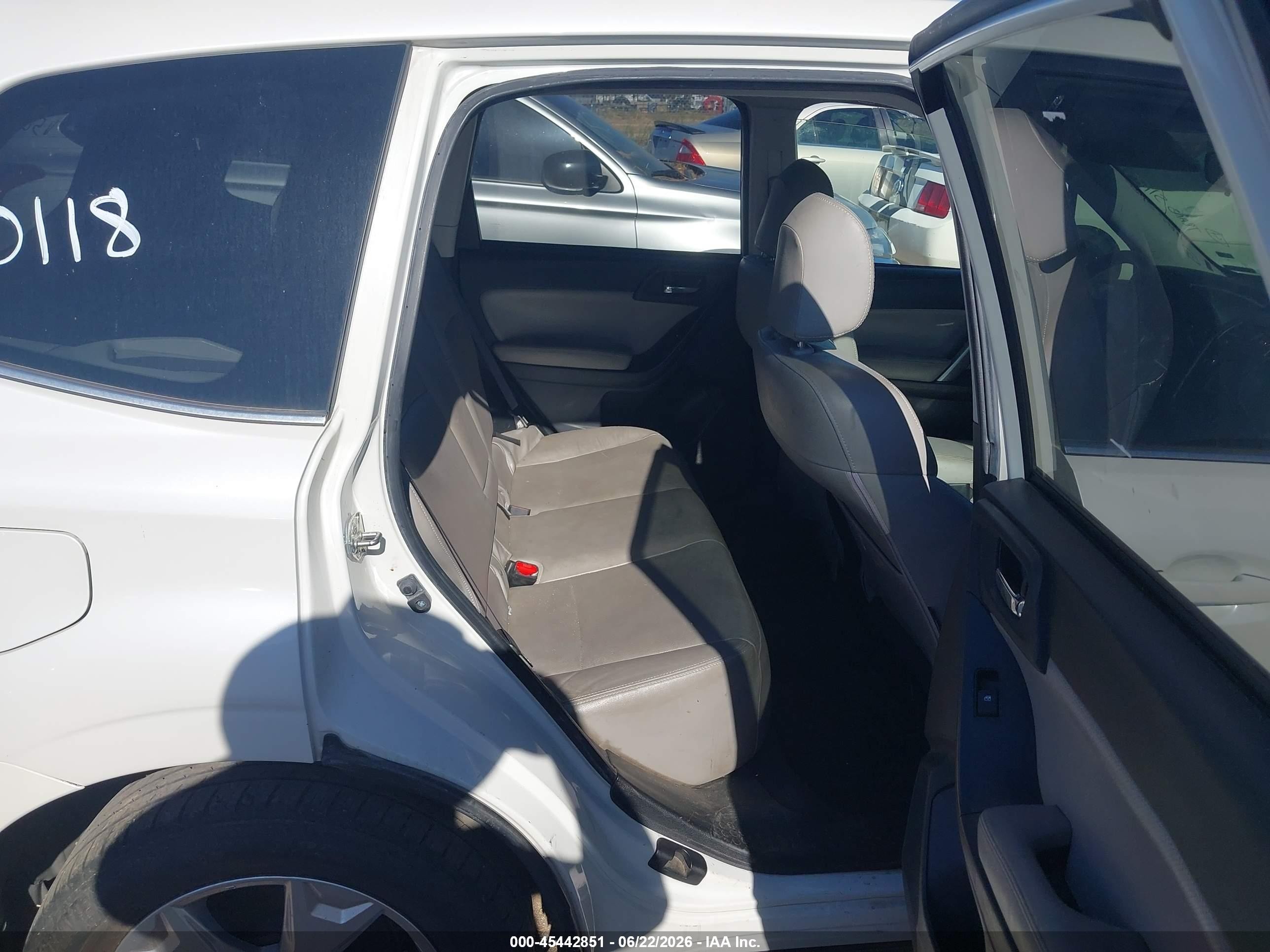 2014 Subaru Forester 2.5i Limited White vin: JF2SJAJC6EH422059