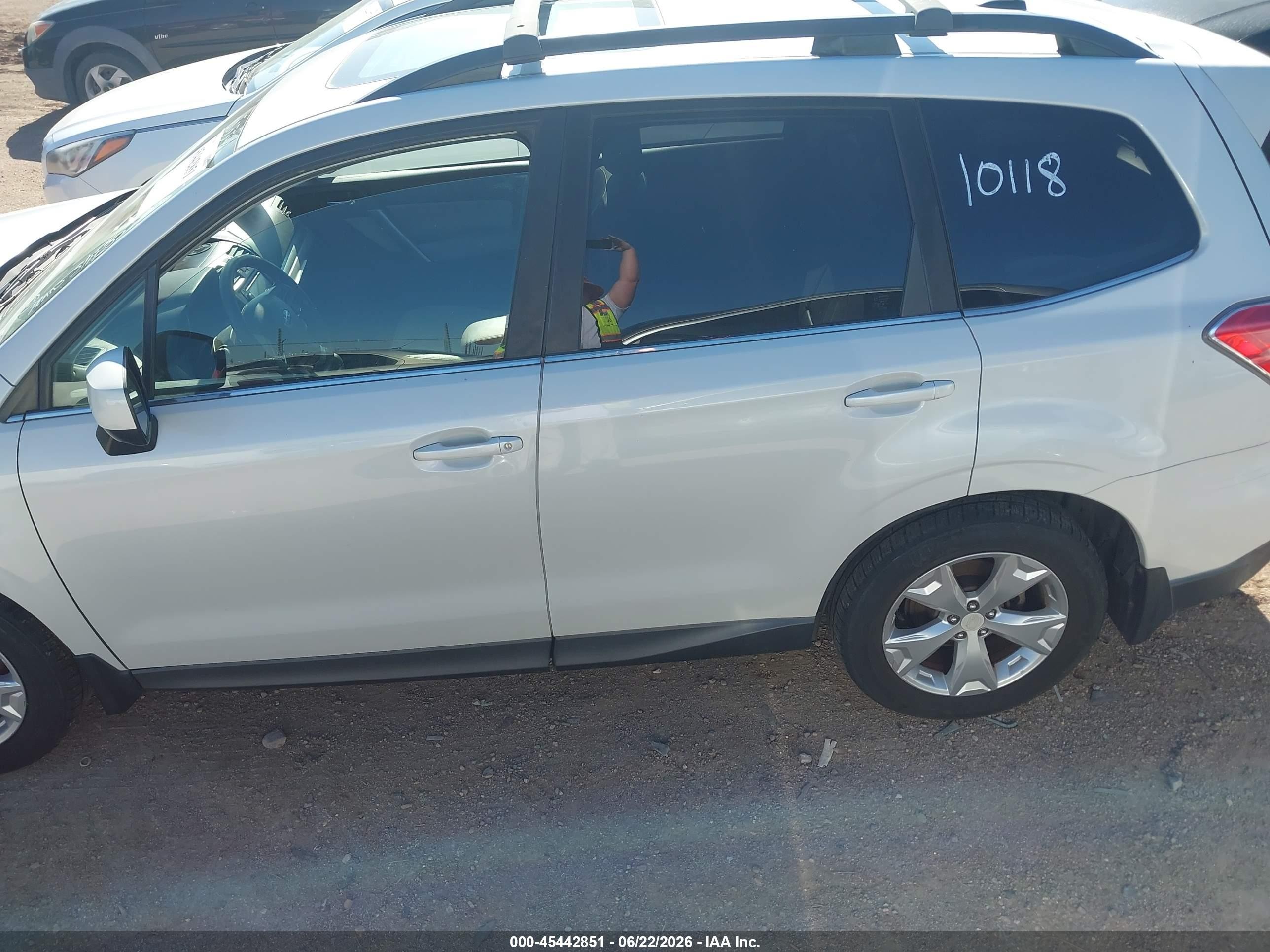 2014 Subaru Forester 2.5i Limited White vin: JF2SJAJC6EH422059