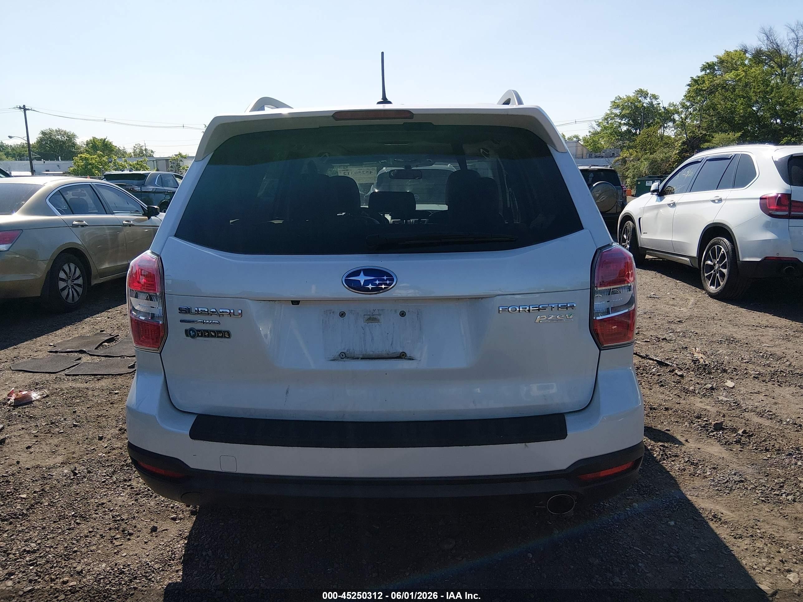 2014 Subaru Forester 2.5i Limited White vin: JF2SJAJC9EH537142