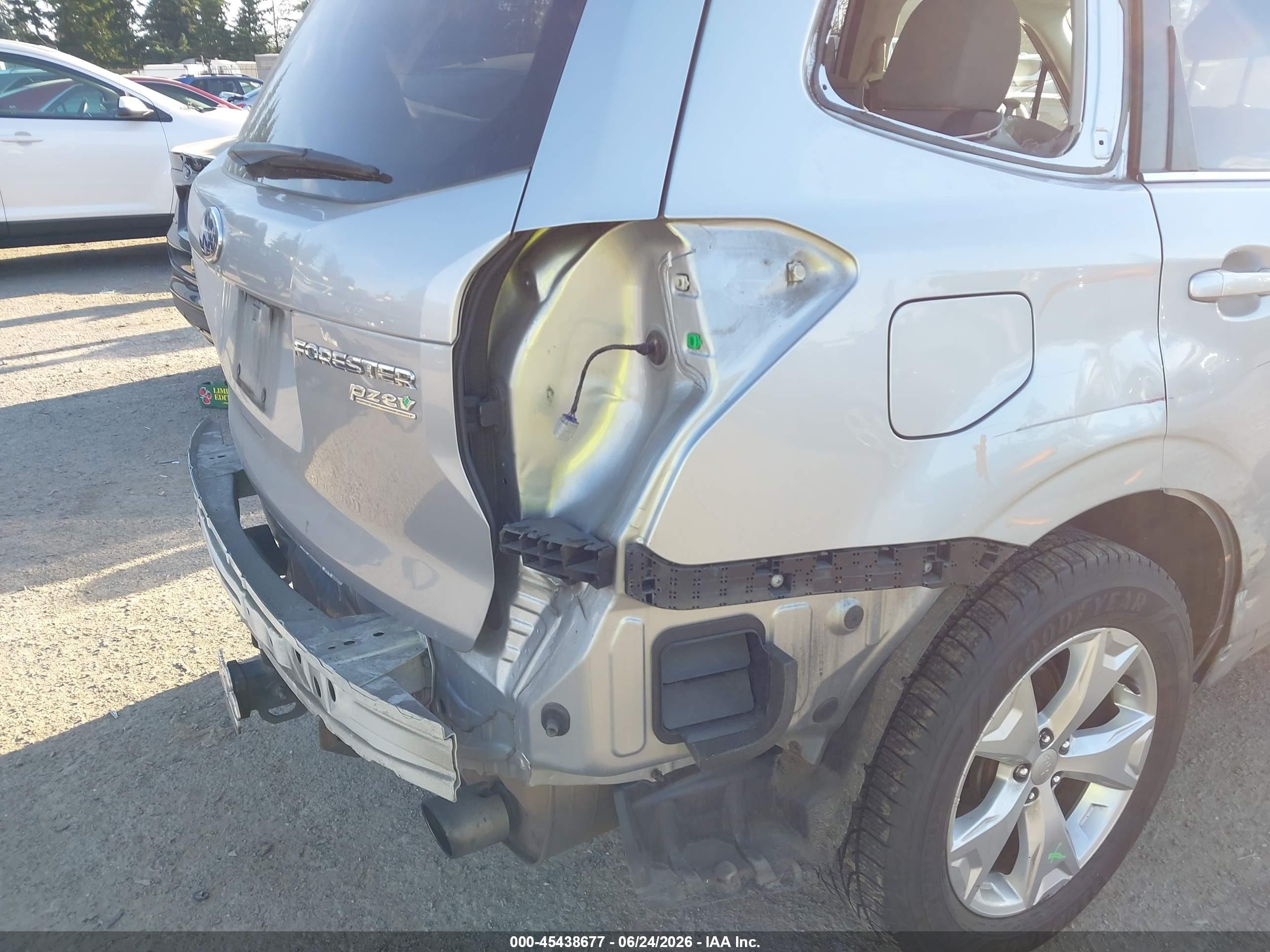 2014 Subaru Forester 2.5i Touring Silver vin: JF2SJAMC7EH407694