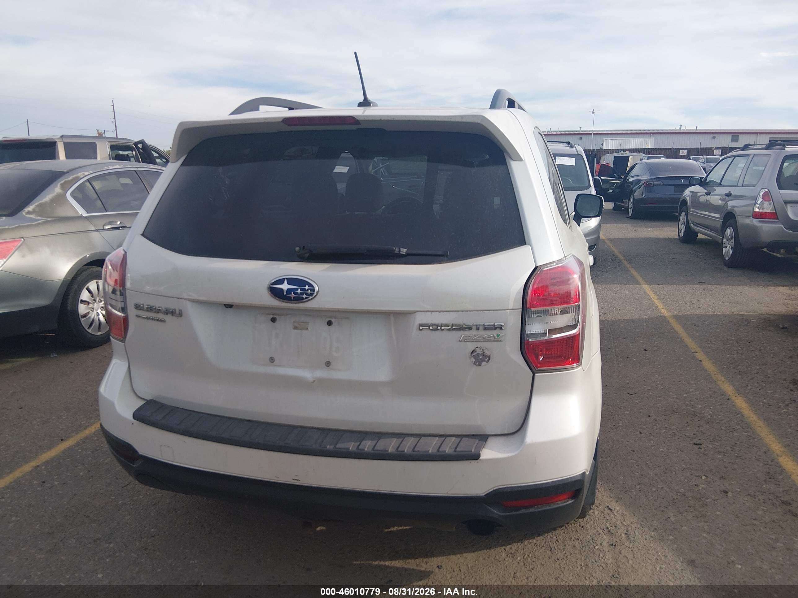2014 Subaru Forester 2.5i Touring White vin: JF2SJAMC9EH421077
