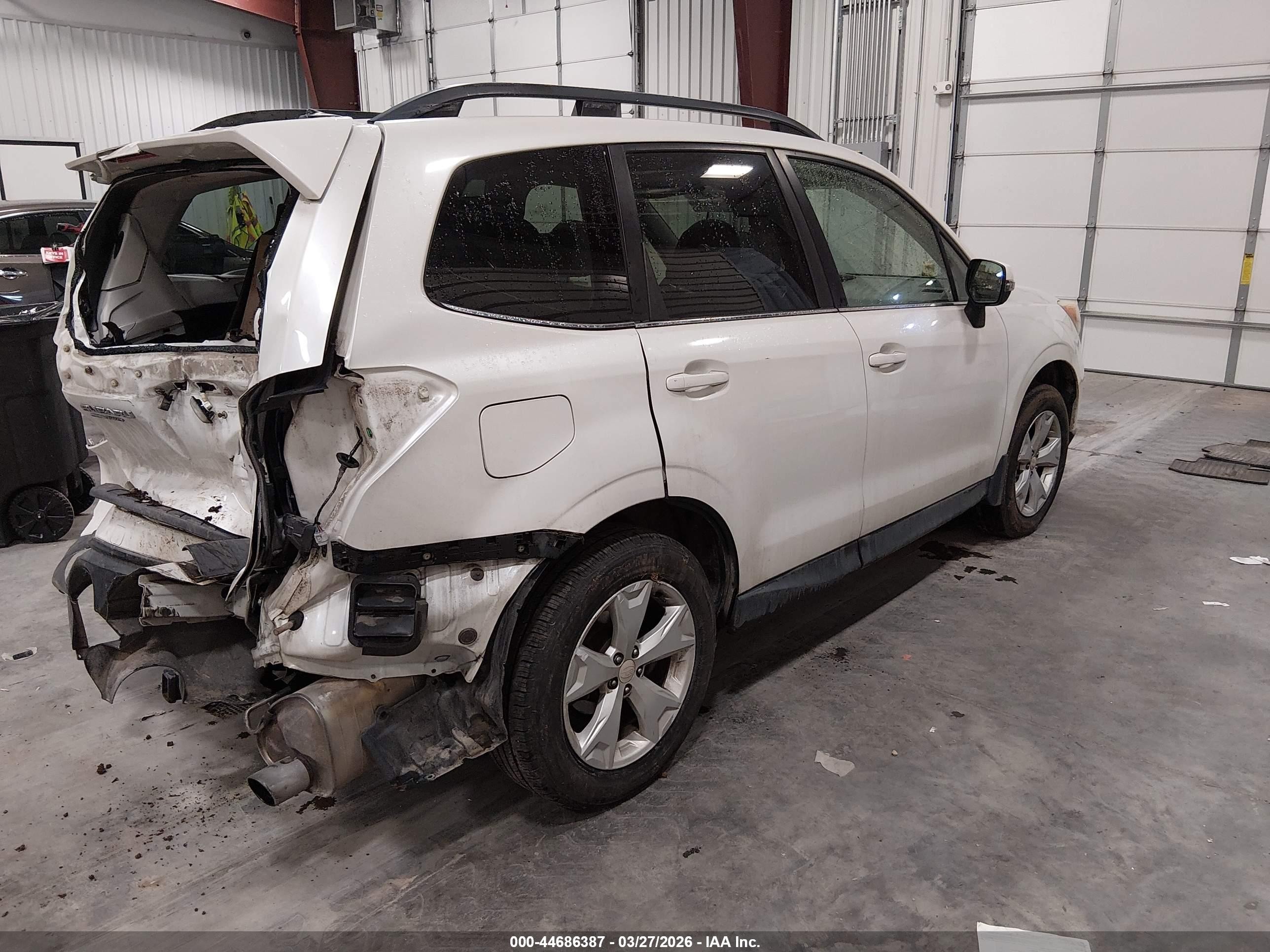 2014 Subaru Forester 2.5i Touring White vin: JF2SJAMC9EH530557