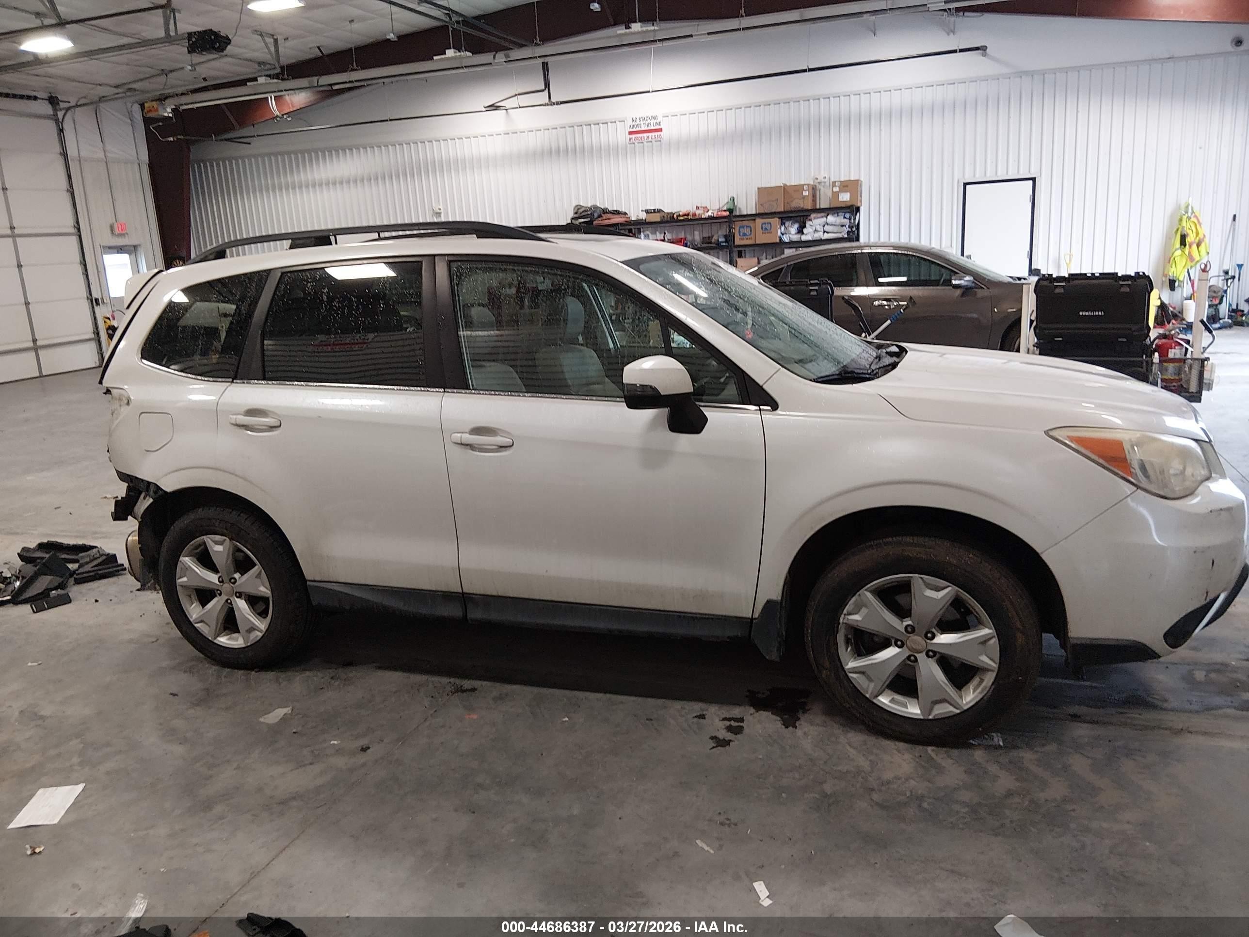 2014 Subaru Forester 2.5i Touring White vin: JF2SJAMC9EH530557