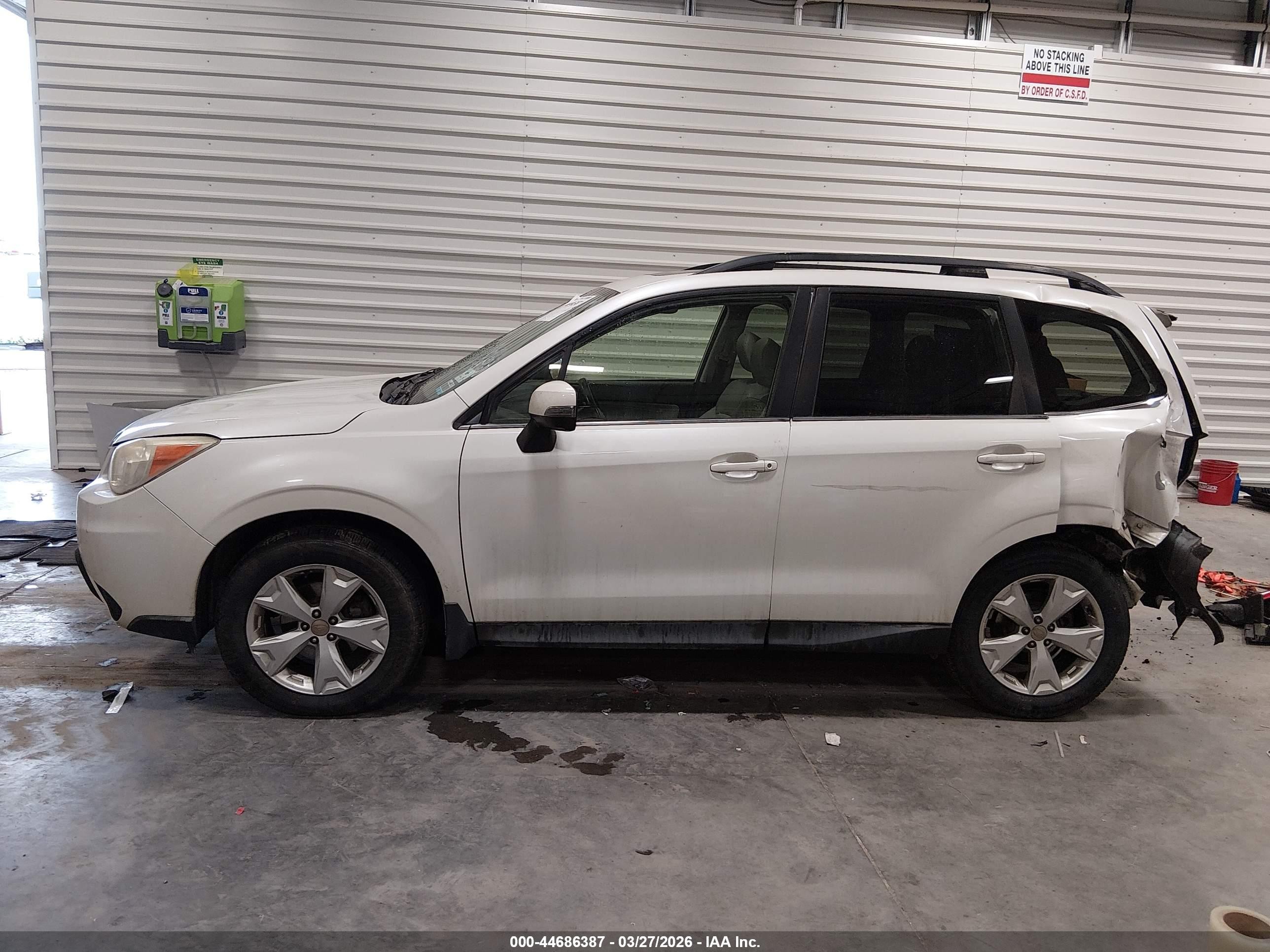 2014 Subaru Forester 2.5i Touring White vin: JF2SJAMC9EH530557