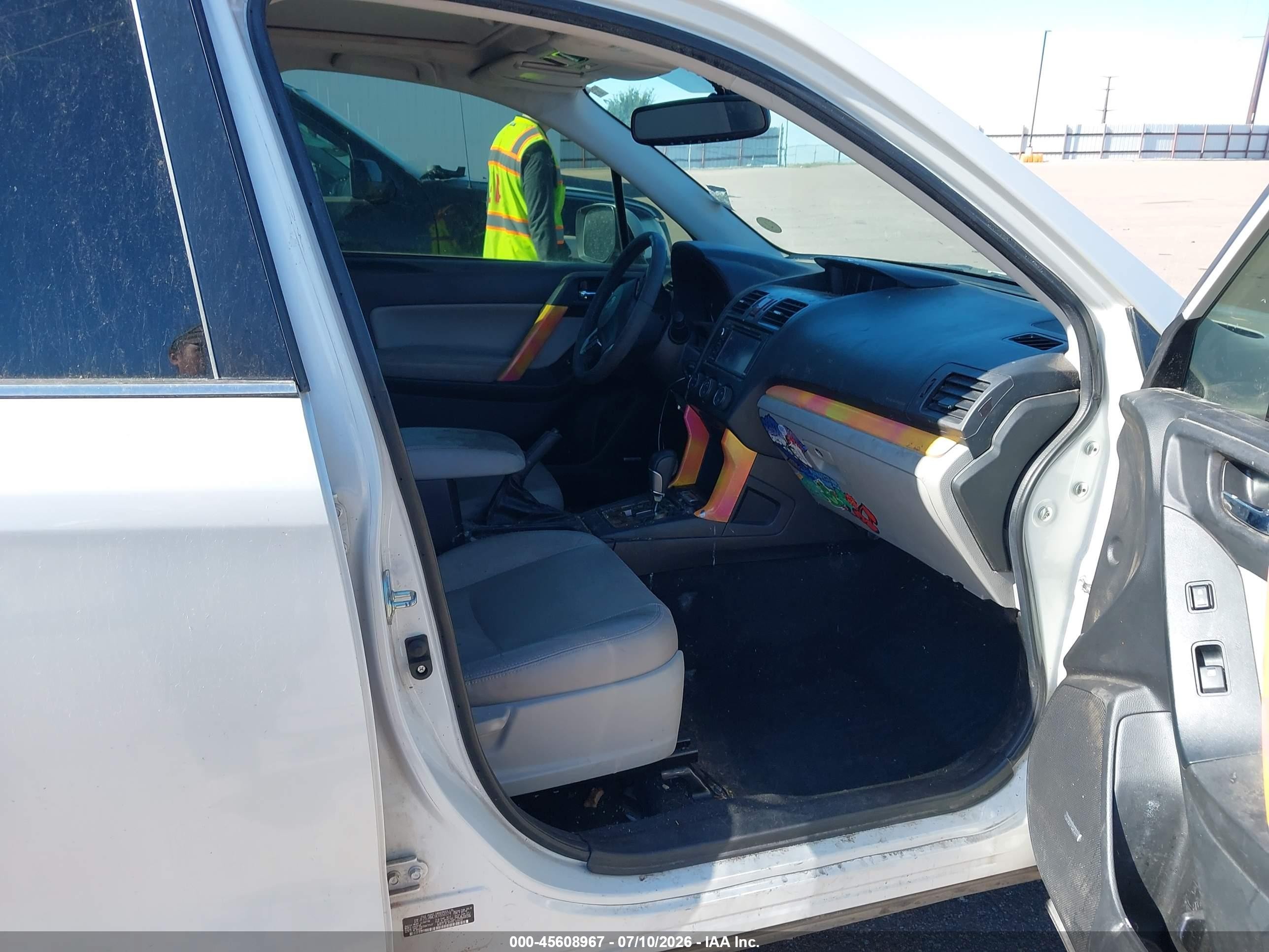 2014 Subaru Forester 2.5i Touring White vin: JF2SJAMC9EH558374