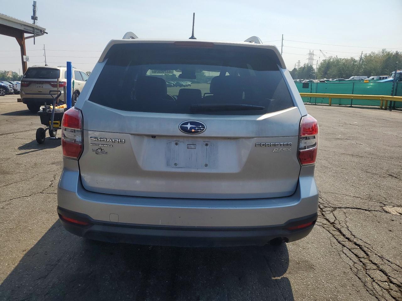2014 Subaru Forester 2.5i Touring Silver vin: JF2SJAMCXEH524234