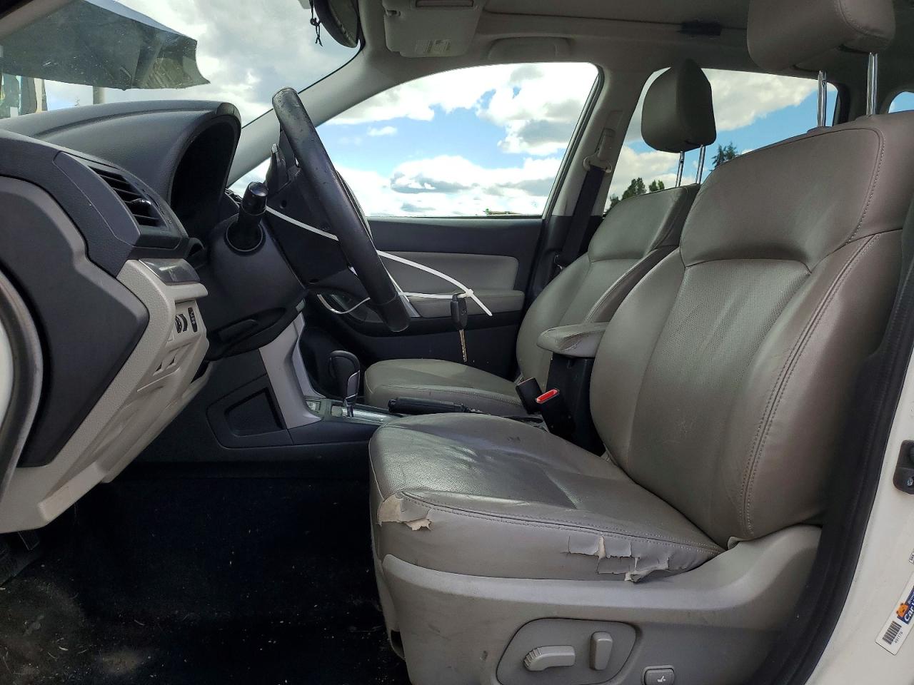 2014 Subaru Forester 2.5i Touring White vin: JF2SJAMCXEH527411