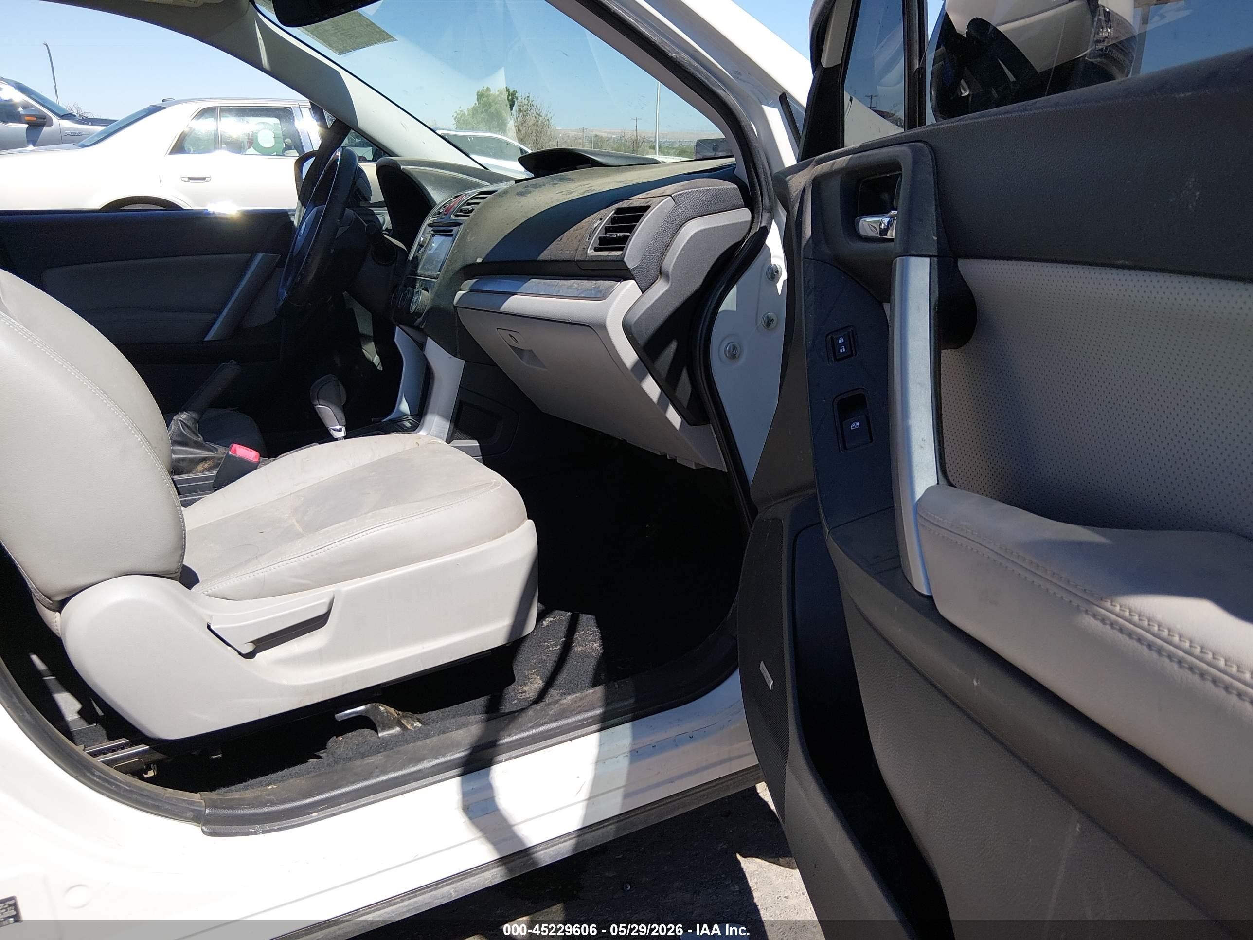 2014 Subaru Forester 2.5i Touring White vin: JF2SJAPC1EH504773
