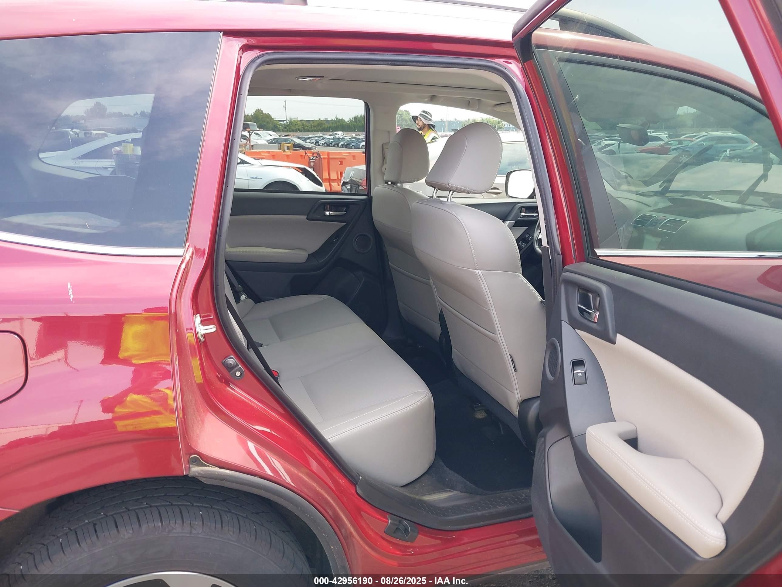 2018 Subaru Forester 2.5i Limited Красный vin: JF2SJARC4JH461344