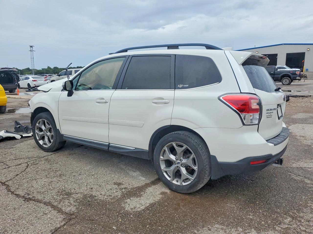 2017 Subaru Forester 2.5i Touring Белый vin: JF2SJATC0HH448349