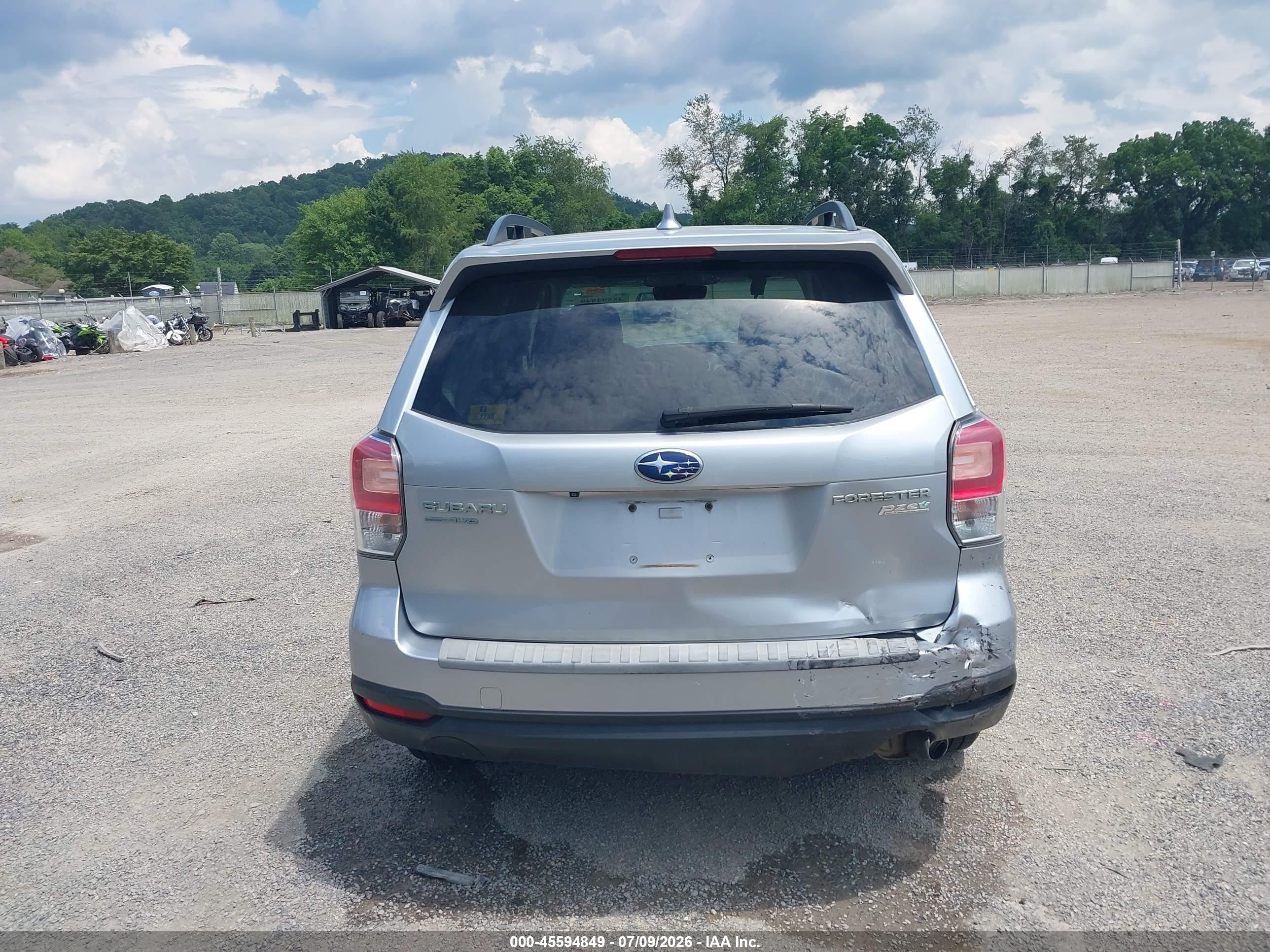 2017 Subaru Forester 2.5i Touring Silver vin: JF2SJATC9HH587900