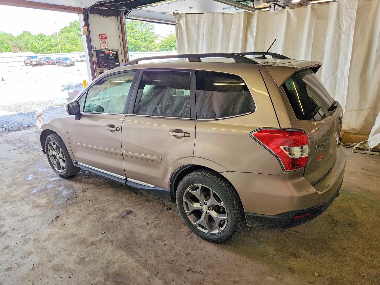 2015 Subaru Forester 2.5i Touring Золотой vin: JF2SJAUC3FH500391
