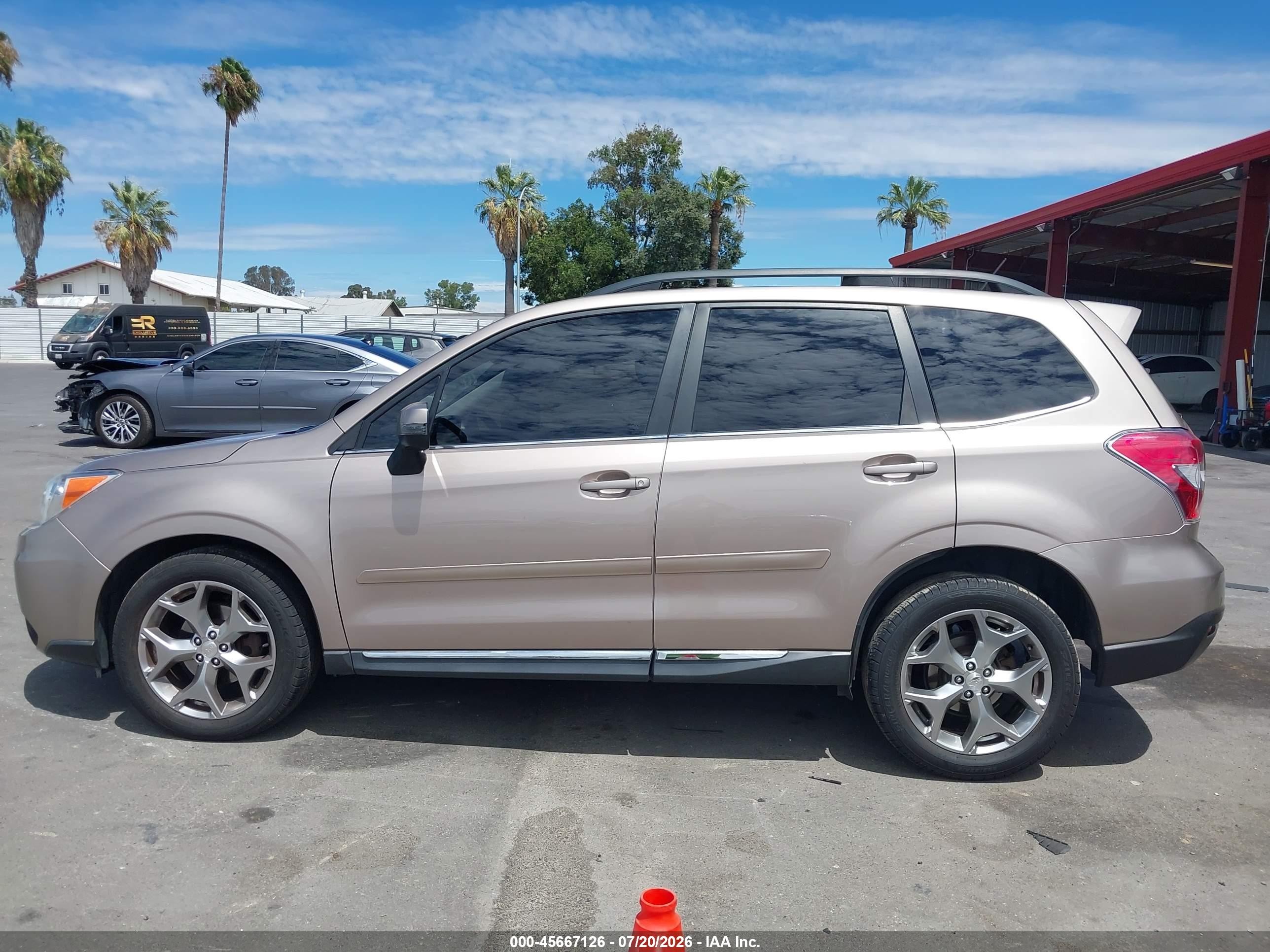 2015 Subaru Forester 2.5i Touring Tan vin: JF2SJAUC4FH569686