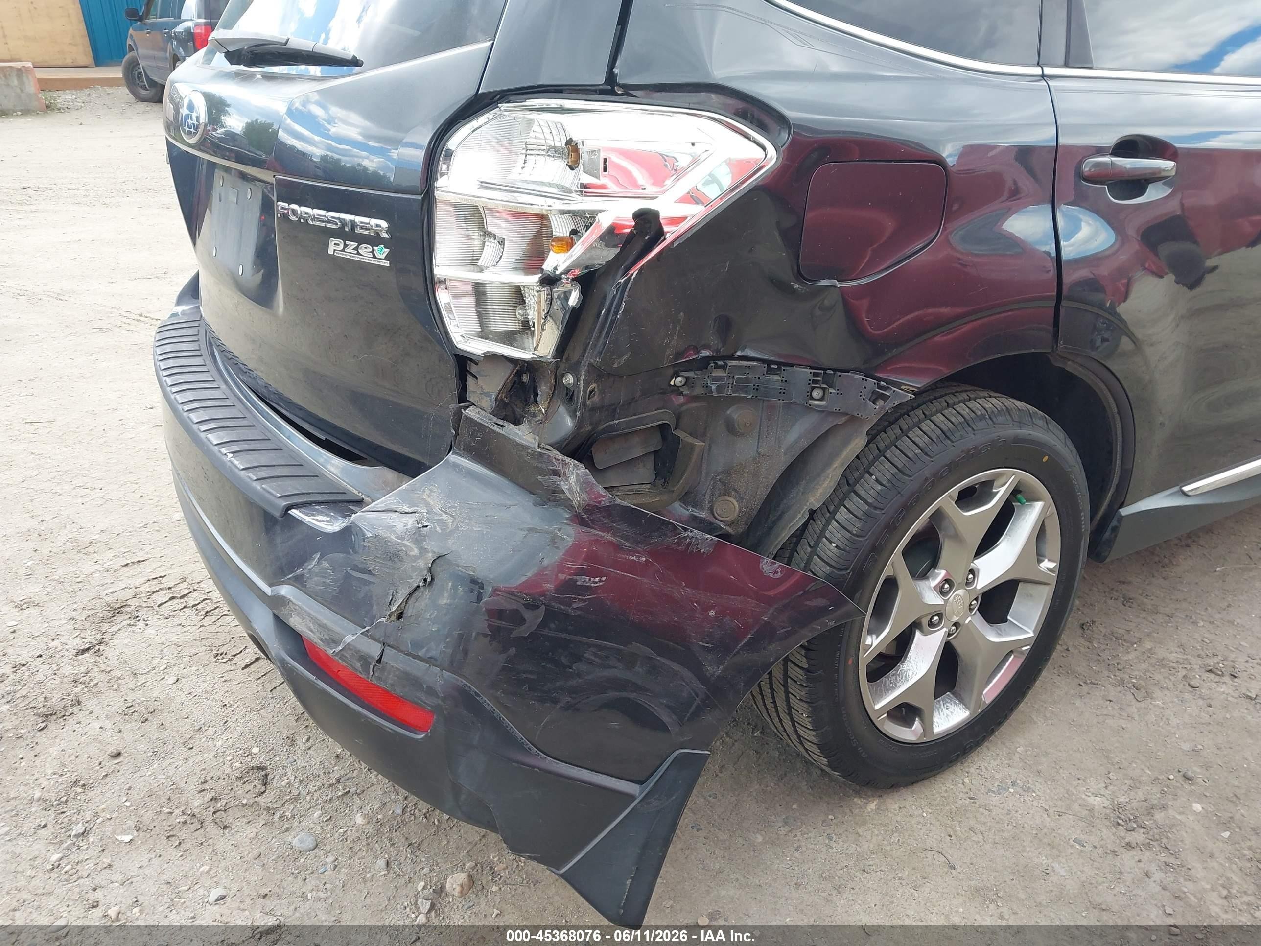 2015 Subaru Forester 2.5i Touring Gray vin: JF2SJAUC5FH411731