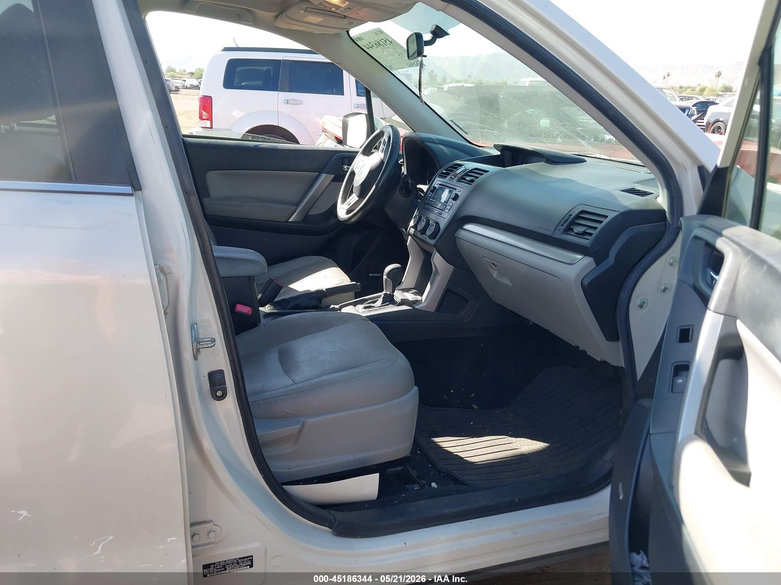 2015 Subaru Forester 2.5i Touring White vin: JF2SJAUCXFH841285