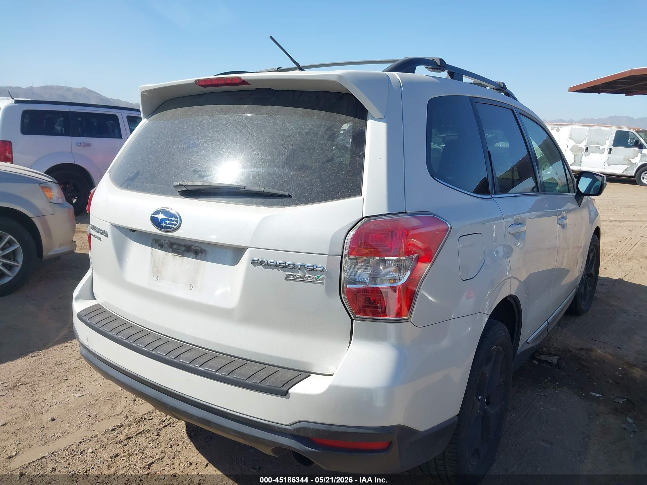 2015 Subaru Forester 2.5i Touring White vin: JF2SJAUCXFH841285