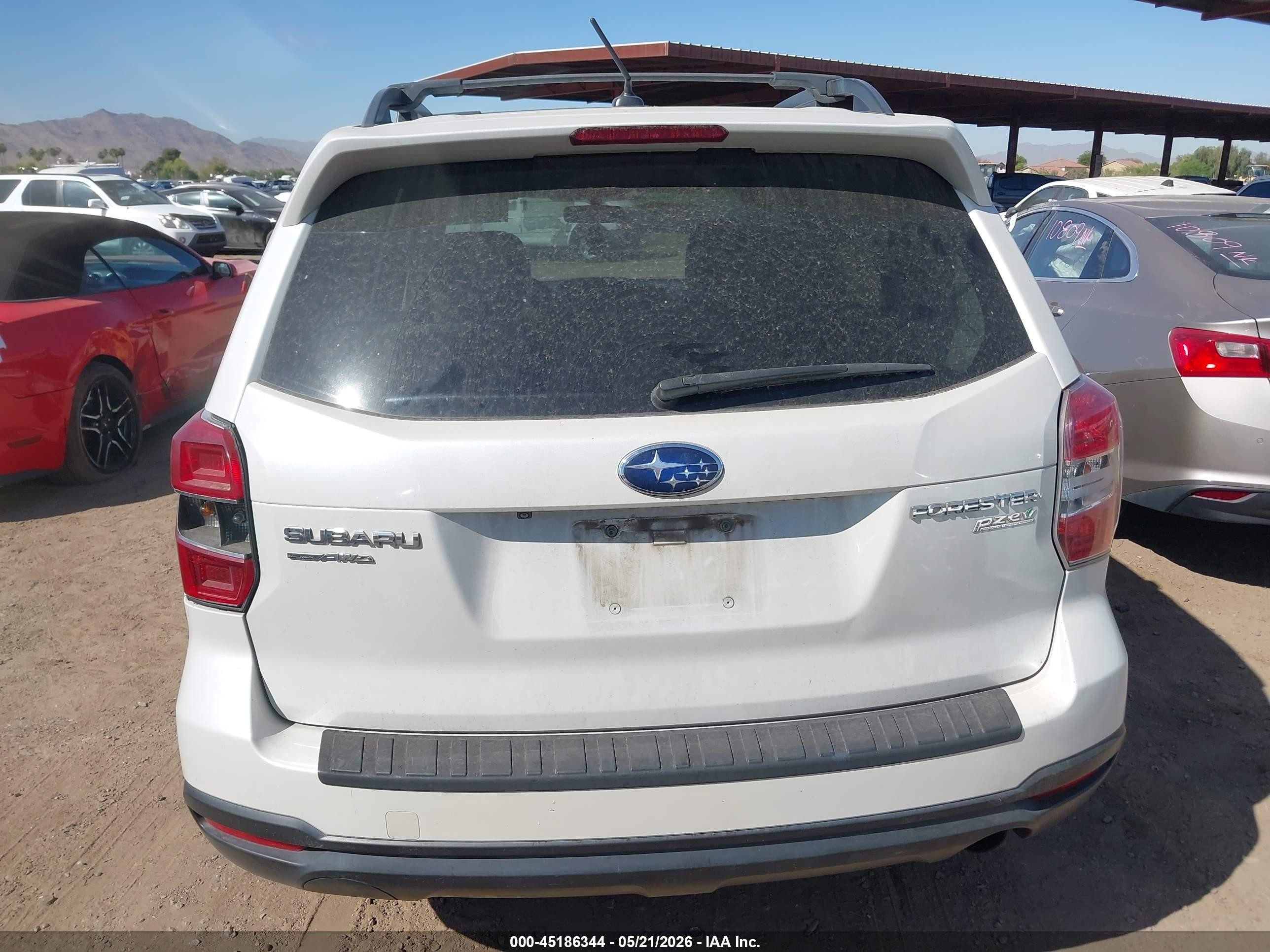 2015 Subaru Forester 2.5i Touring White vin: JF2SJAUCXFH841285