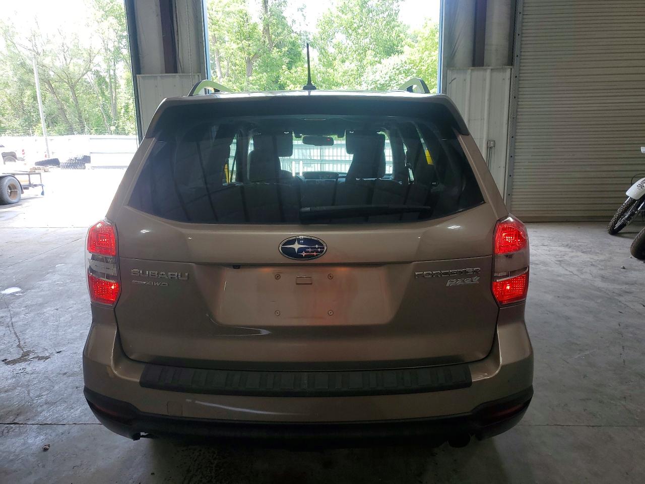 2015 Subaru Forester 2.5i Touring Tan vin: JF2SJAWC2FH539034