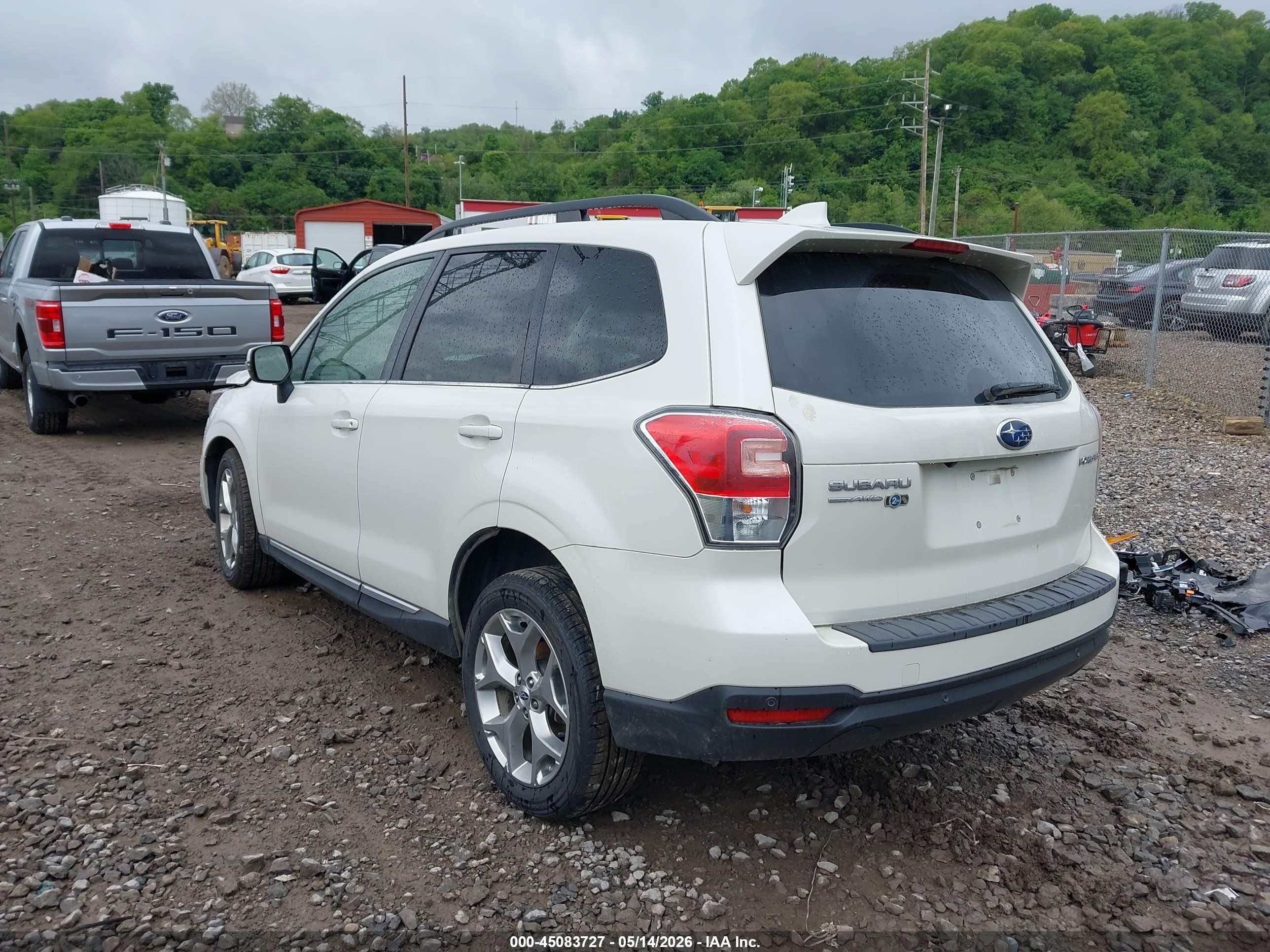 2018 Subaru Forester 2.5i Touring White vin: JF2SJAWC4JH486815