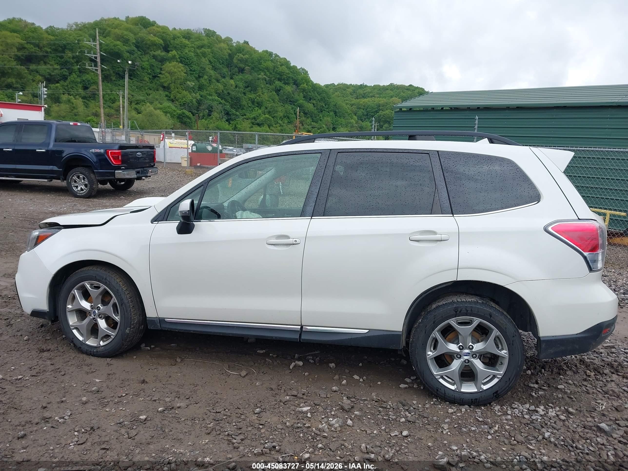 2018 Subaru Forester 2.5i Touring White vin: JF2SJAWC4JH486815